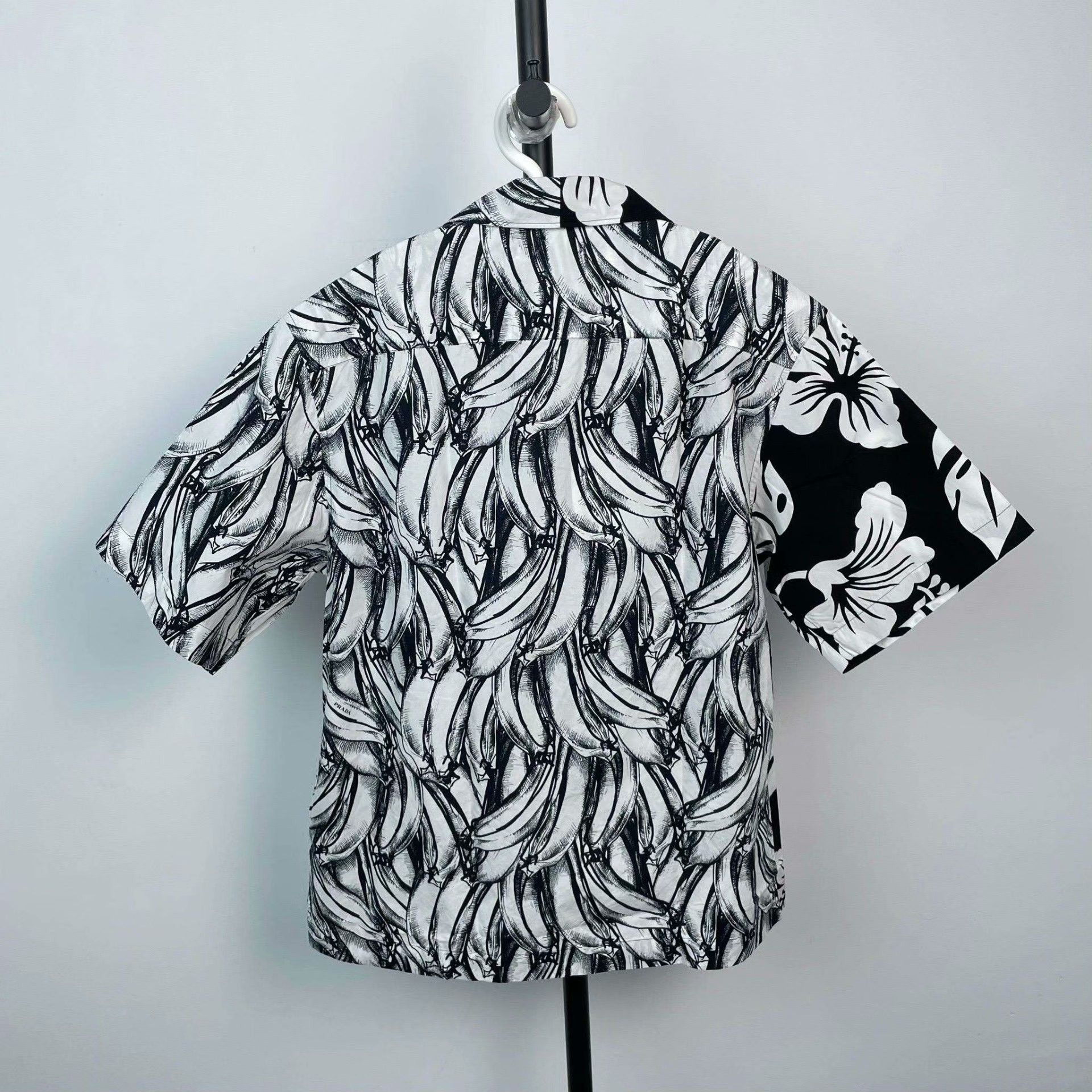 Prada Prada Floral Black T-Shirt S Women Size S / US 4 / IT 40 - 2 Thumbnail