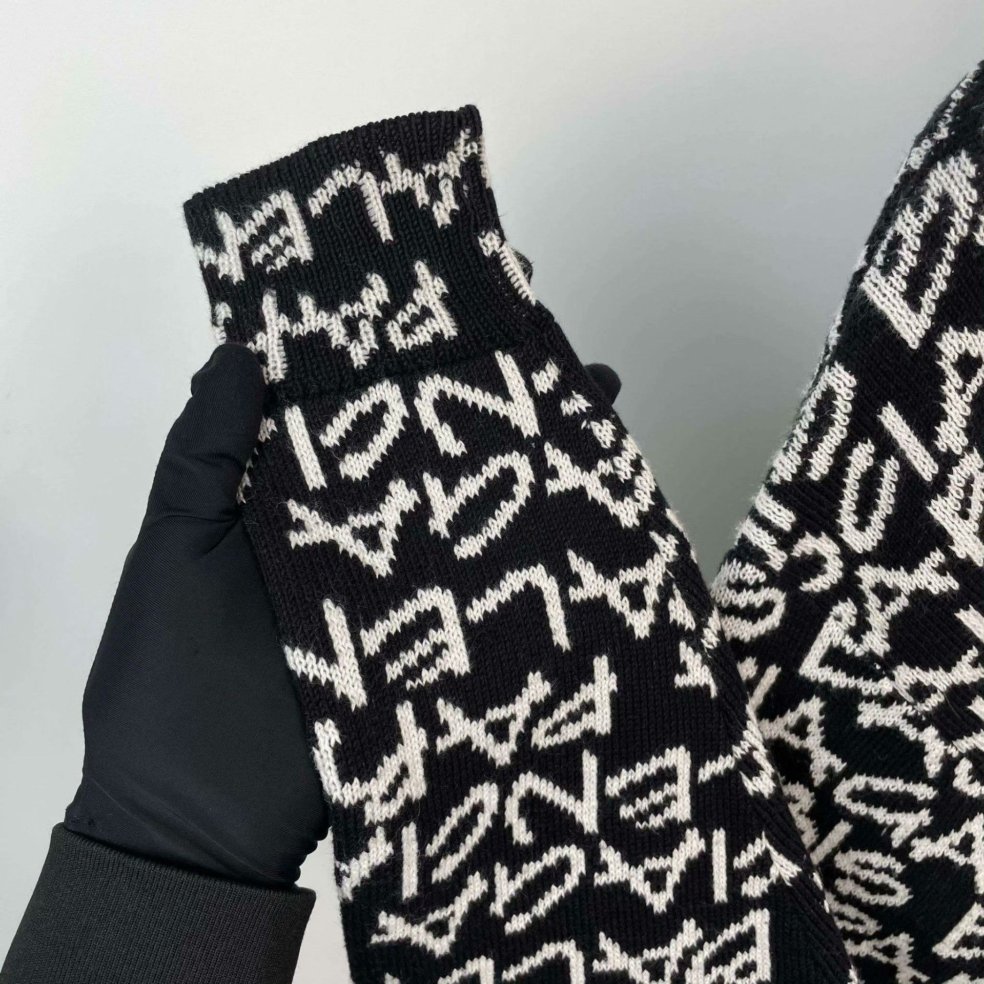 Balenciaga Balenciaga Black Sweater XS Men Size US XS / EU 42 / 0 - 8 Thumbnail
