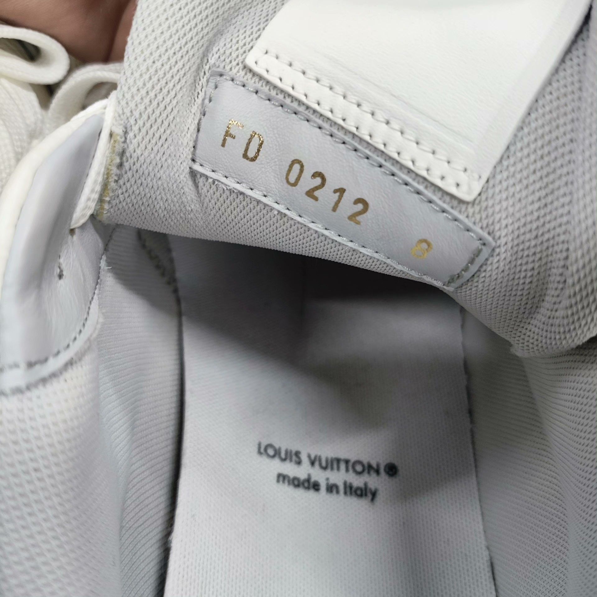 Louis Vuitton Louis Vuitton White Lowtop Sneakers 8 Women Size US 8 / IT 38 - 5 Thumbnail