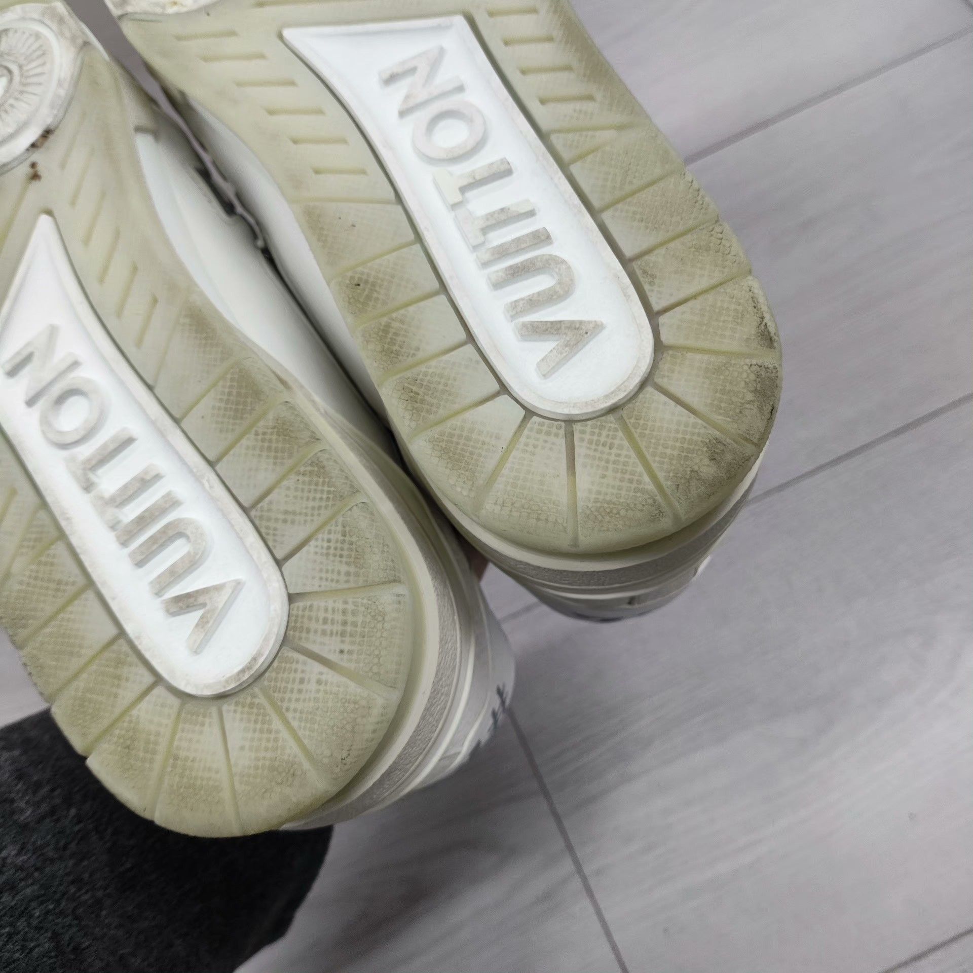 Louis Vuitton Louis Vuitton White Lowtop Sneakers 8 Women Size US 8 / IT 38 - 4 Thumbnail