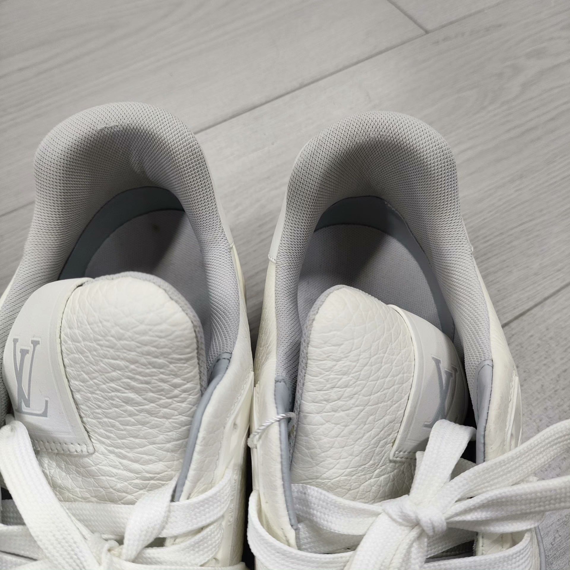 Louis Vuitton Louis Vuitton White Lowtop Sneakers 8 Women Size US 8 / IT 38 - 2 Thumbnail
