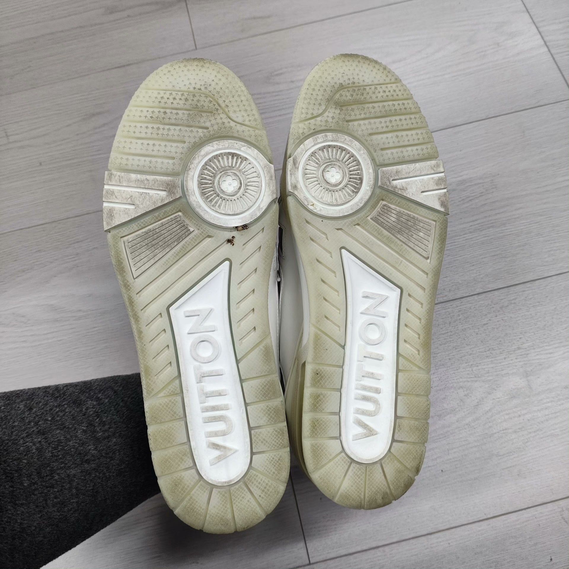 Louis Vuitton Louis Vuitton White Lowtop Sneakers 8 Women Size US 8 / IT 38 - 3 Thumbnail