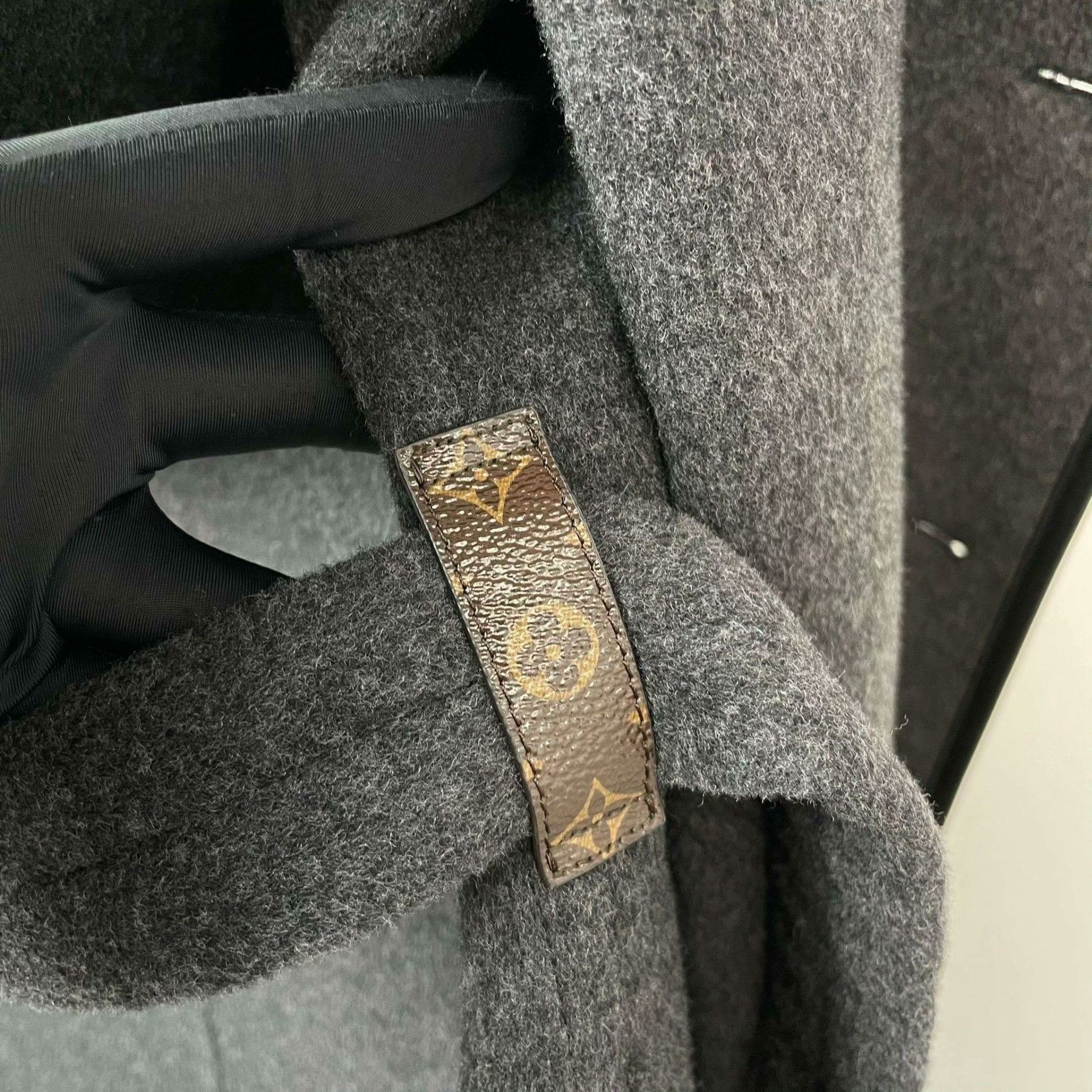 Louis Vuitton Louis Vuitton Gray Heavy Coat 36 Men Size US S / EU 44-46 / 1 - 3 Thumbnail