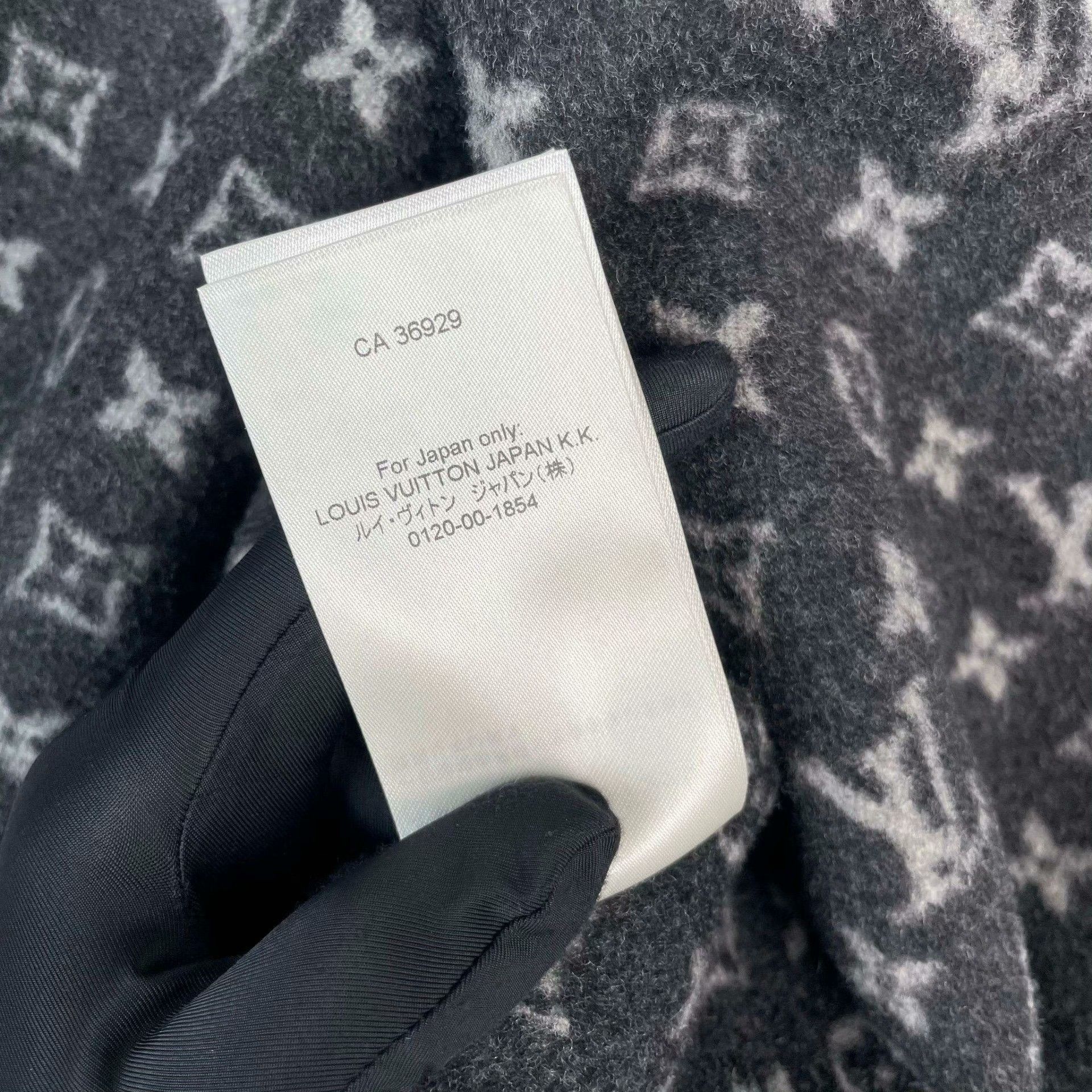 Louis Vuitton Louis Vuitton Gray Heavy Coat 36 Men Size US S / EU 44-46 / 1 - 9 Thumbnail