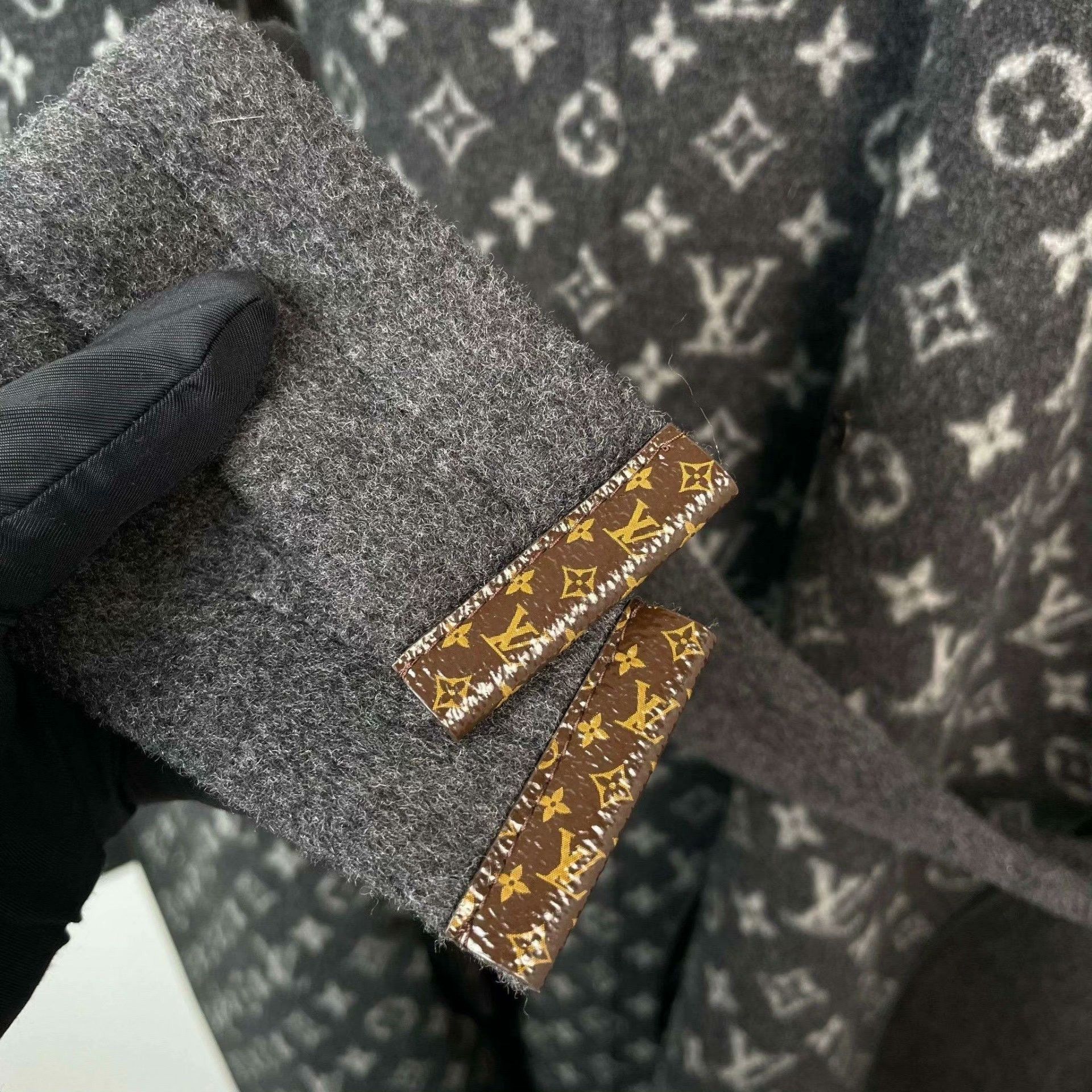 Louis Vuitton Louis Vuitton Gray Heavy Coat 36 Men Size US S / EU 44-46 / 1 - 5 Thumbnail