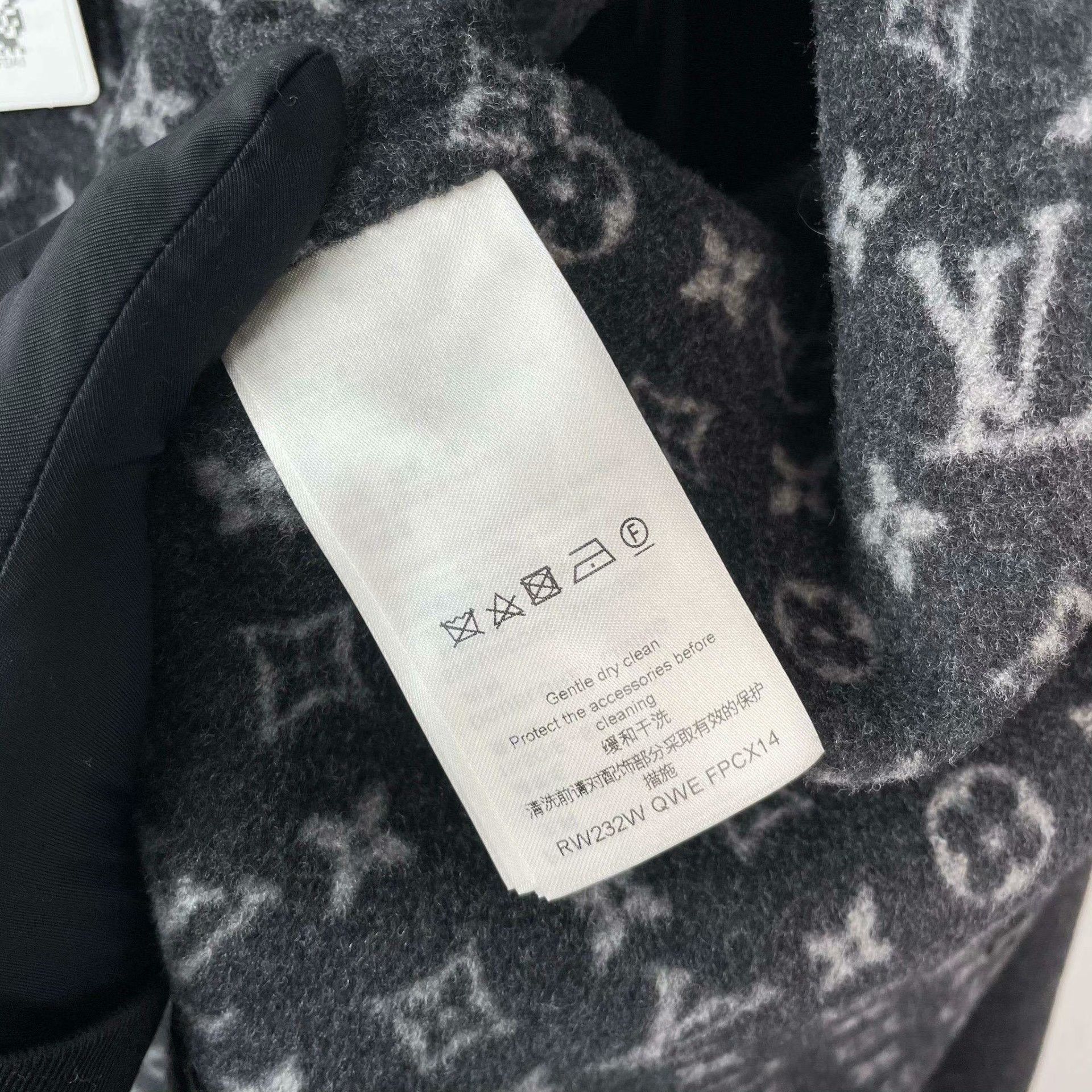 Louis Vuitton Louis Vuitton Gray Heavy Coat 36 Men Size US S / EU 44-46 / 1 - 7 Thumbnail
