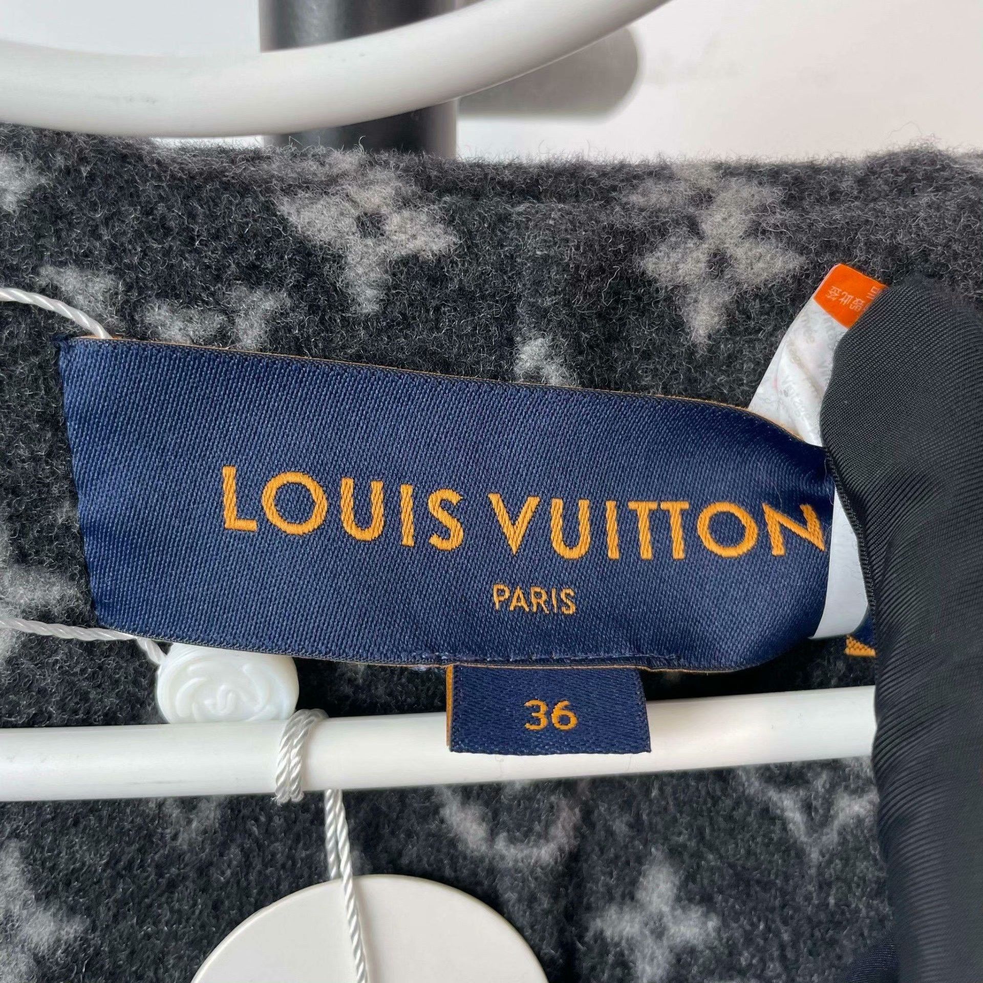 Louis Vuitton Louis Vuitton Gray Heavy Coat 36 Men Size US S / EU 44-46 / 1 - 6 Thumbnail