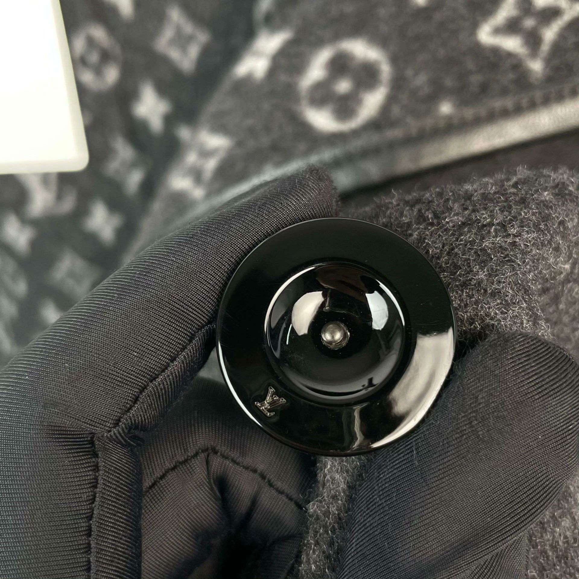 Louis Vuitton Louis Vuitton Gray Heavy Coat 36 Men Size US S / EU 44-46 / 1 - 4 Thumbnail