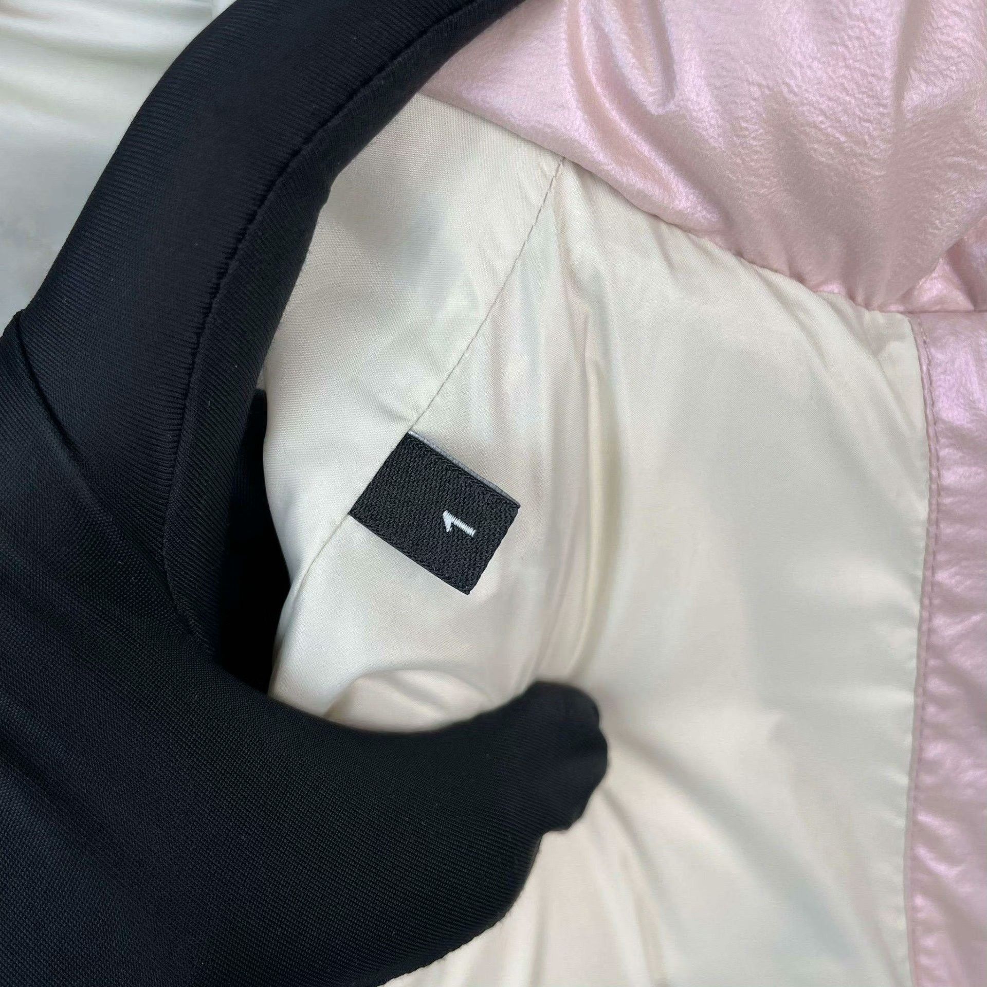 Moncler Moncler Down Pink Down Jacket S Women Size S / US 4 / IT 40 - 6 Thumbnail
