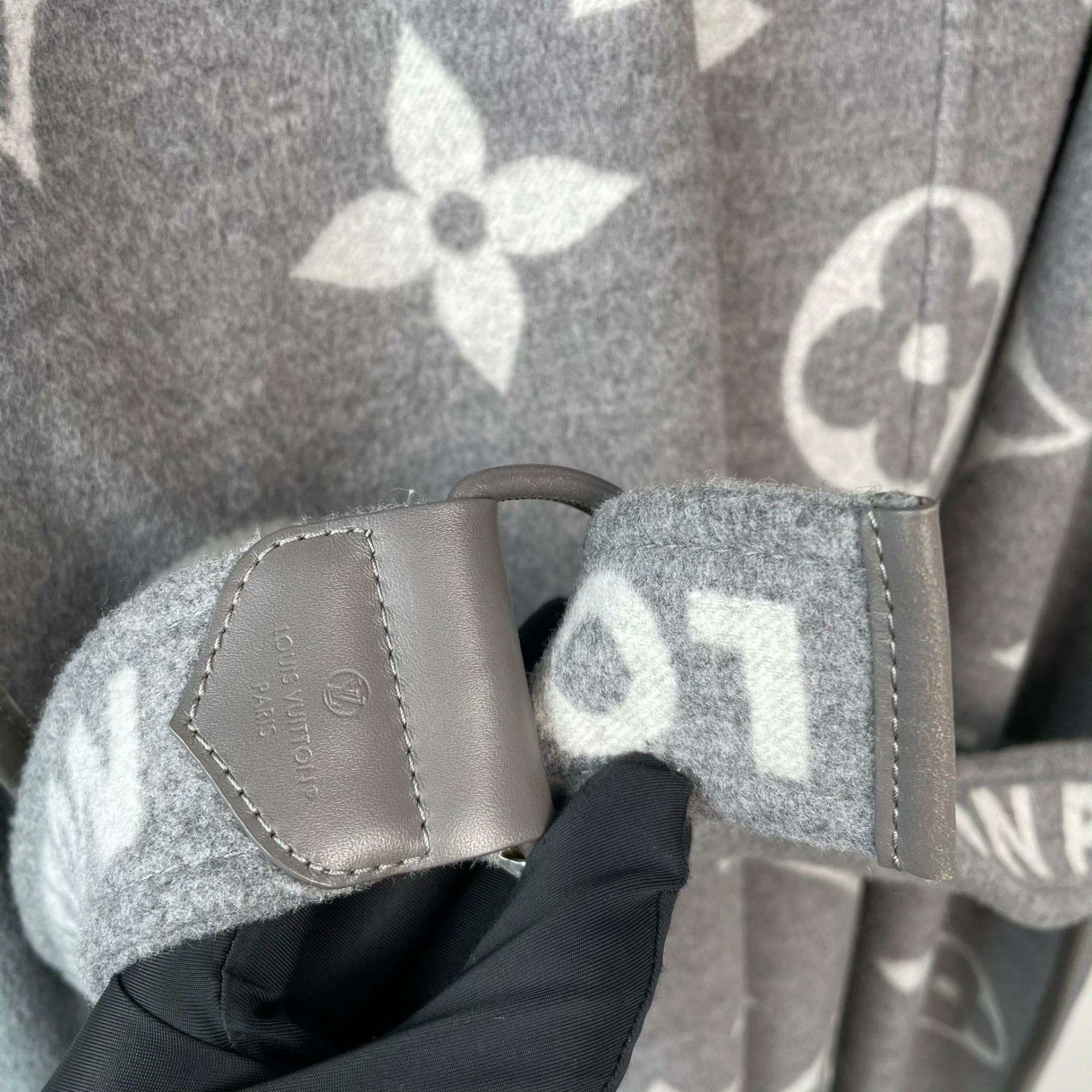Louis Vuitton Louis Vuitton Gray Heavy Coat 38 Men Size US S / EU 44-46 / 1 - 9 Thumbnail