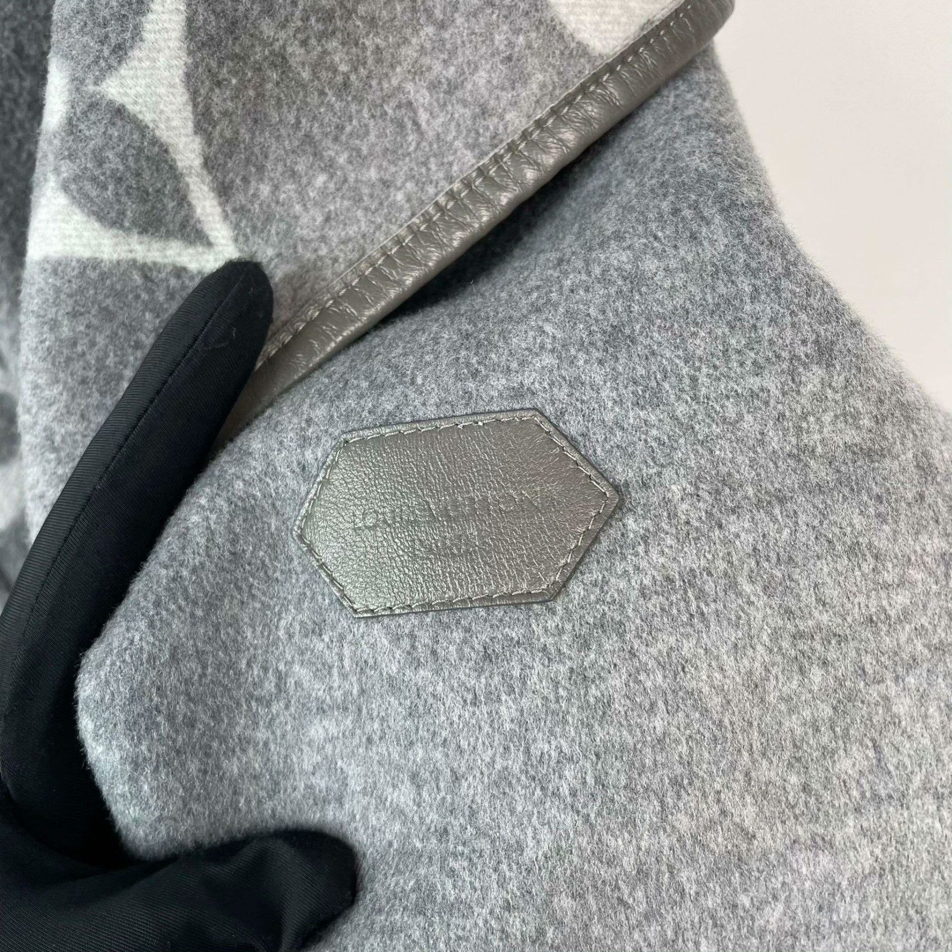 Louis Vuitton Louis Vuitton Gray Heavy Coat 38 Men Size US S / EU 44-46 / 1 - 4 Thumbnail