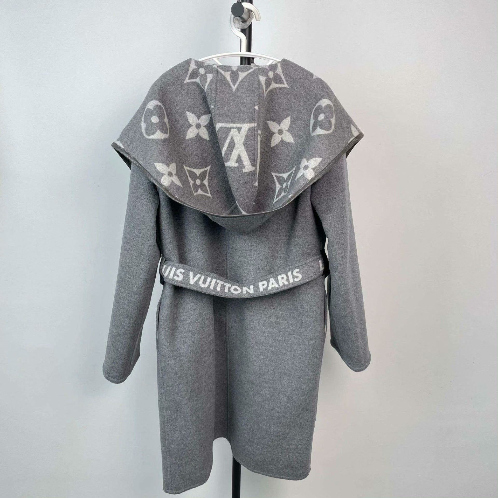 Louis Vuitton Louis Vuitton Gray Heavy Coat 38 Men Size US S / EU 44-46 / 1 - 2 Thumbnail