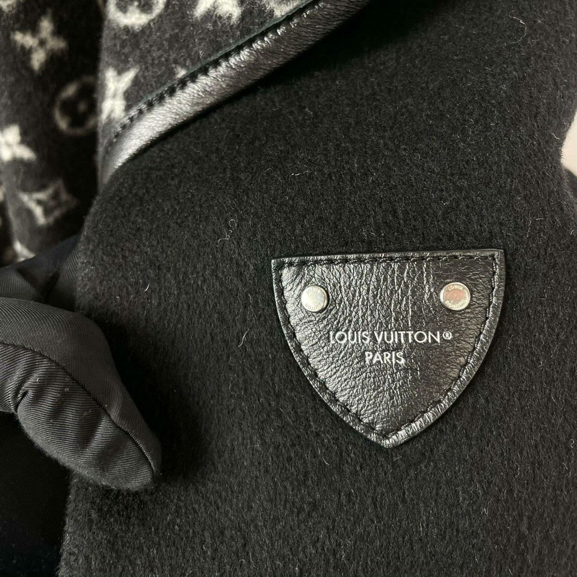 Louis Vuitton Louis Vuitton Black Heavy Coat 40 Men Size US M / EU 48-50 / 2 - 4 Thumbnail