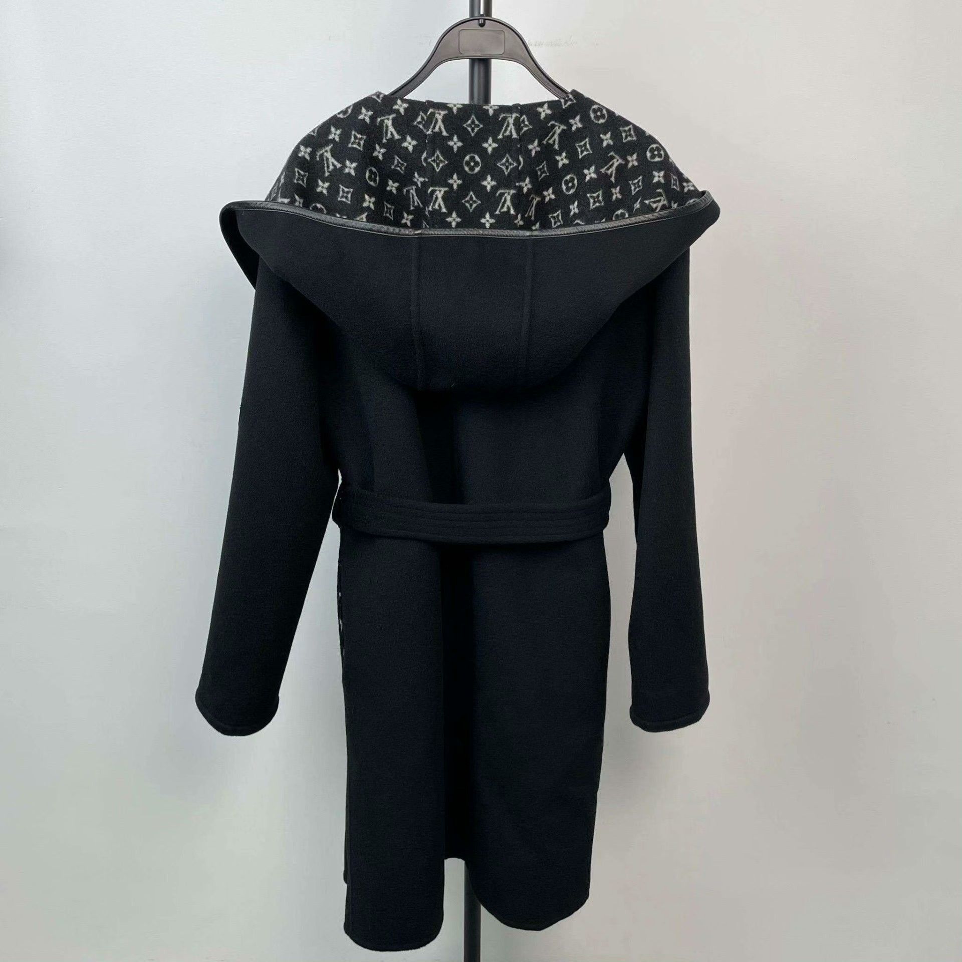 Louis Vuitton Louis Vuitton Black Heavy Coat 40 Men Size US M / EU 48-50 / 2 - 2 Thumbnail