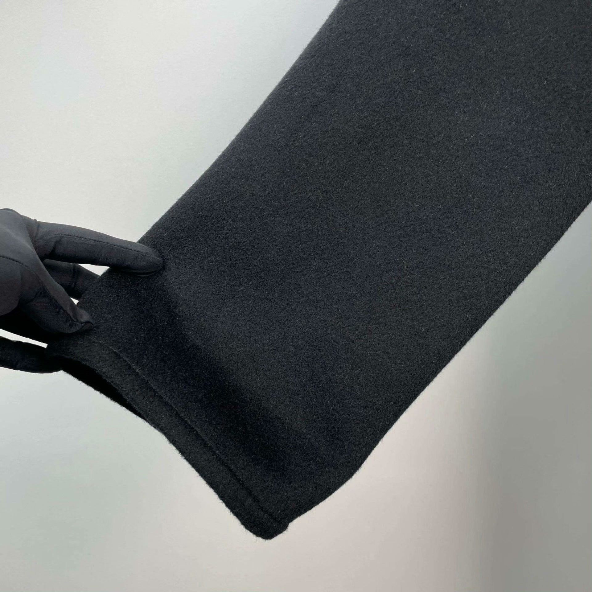 Louis Vuitton Louis Vuitton Black Heavy Coat 40 Men Size US M / EU 48-50 / 2 - 9 Thumbnail