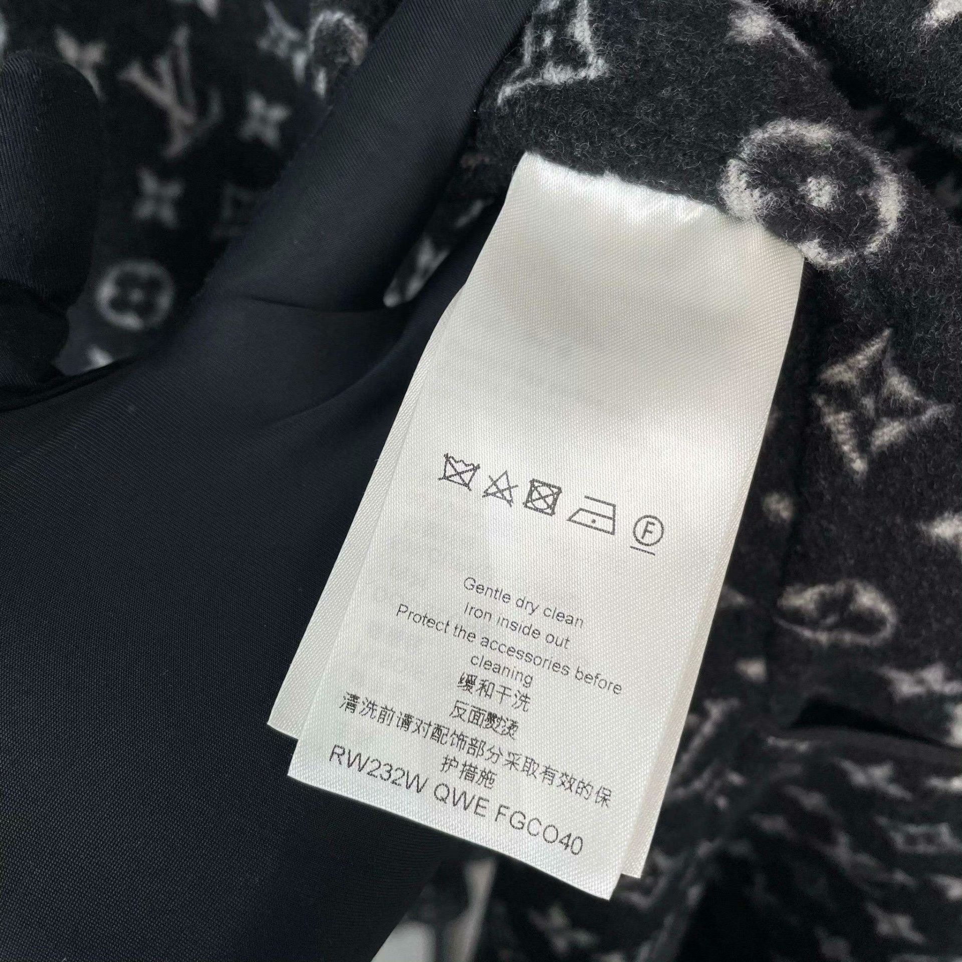 Louis Vuitton Louis Vuitton Black Heavy Coat 40 Men Size US M / EU 48-50 / 2 - 6 Thumbnail