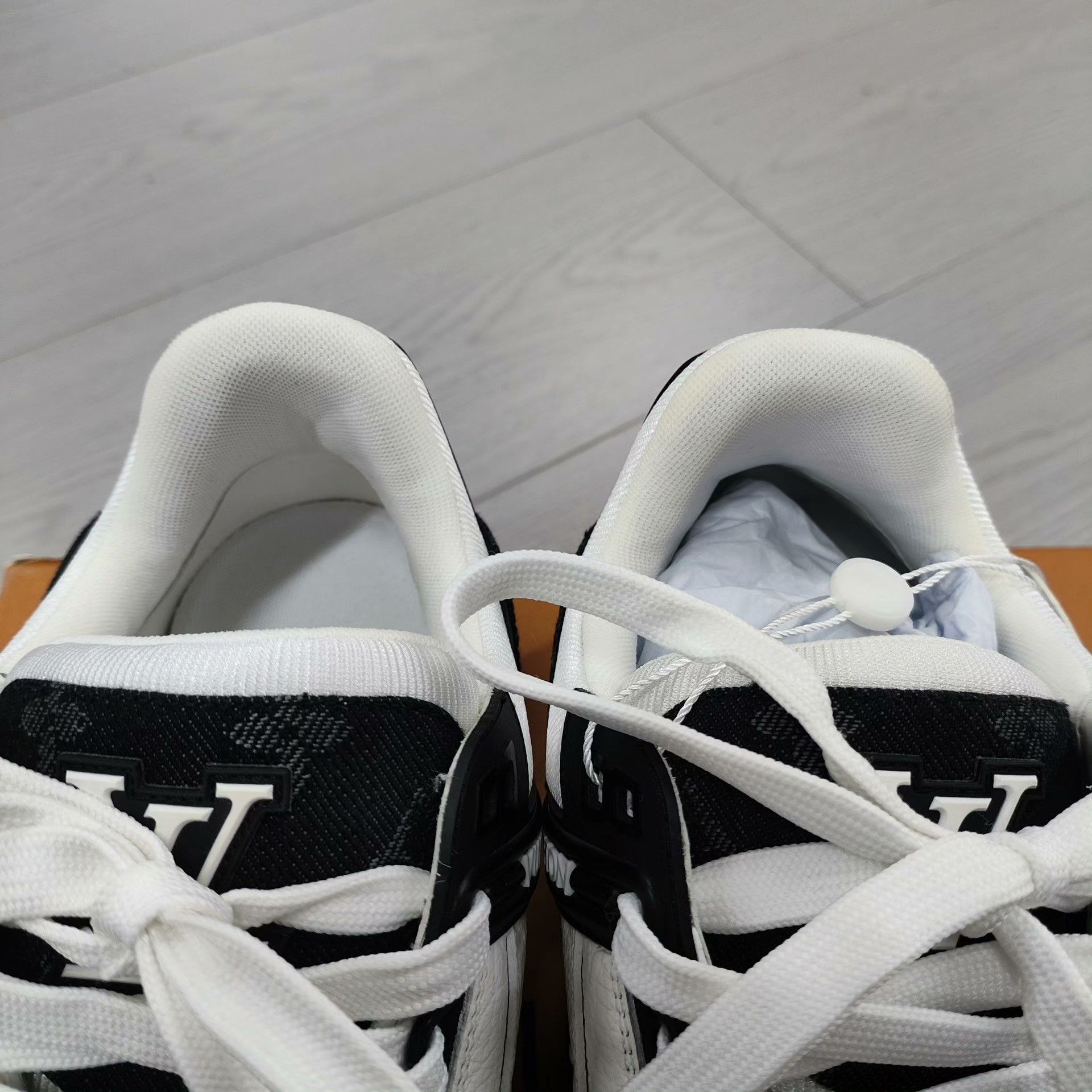 Louis Vuitton Louis Vuitton Black Lowtop Sneakers 8 Men Size US 8 / EU 41 - 3 Thumbnail