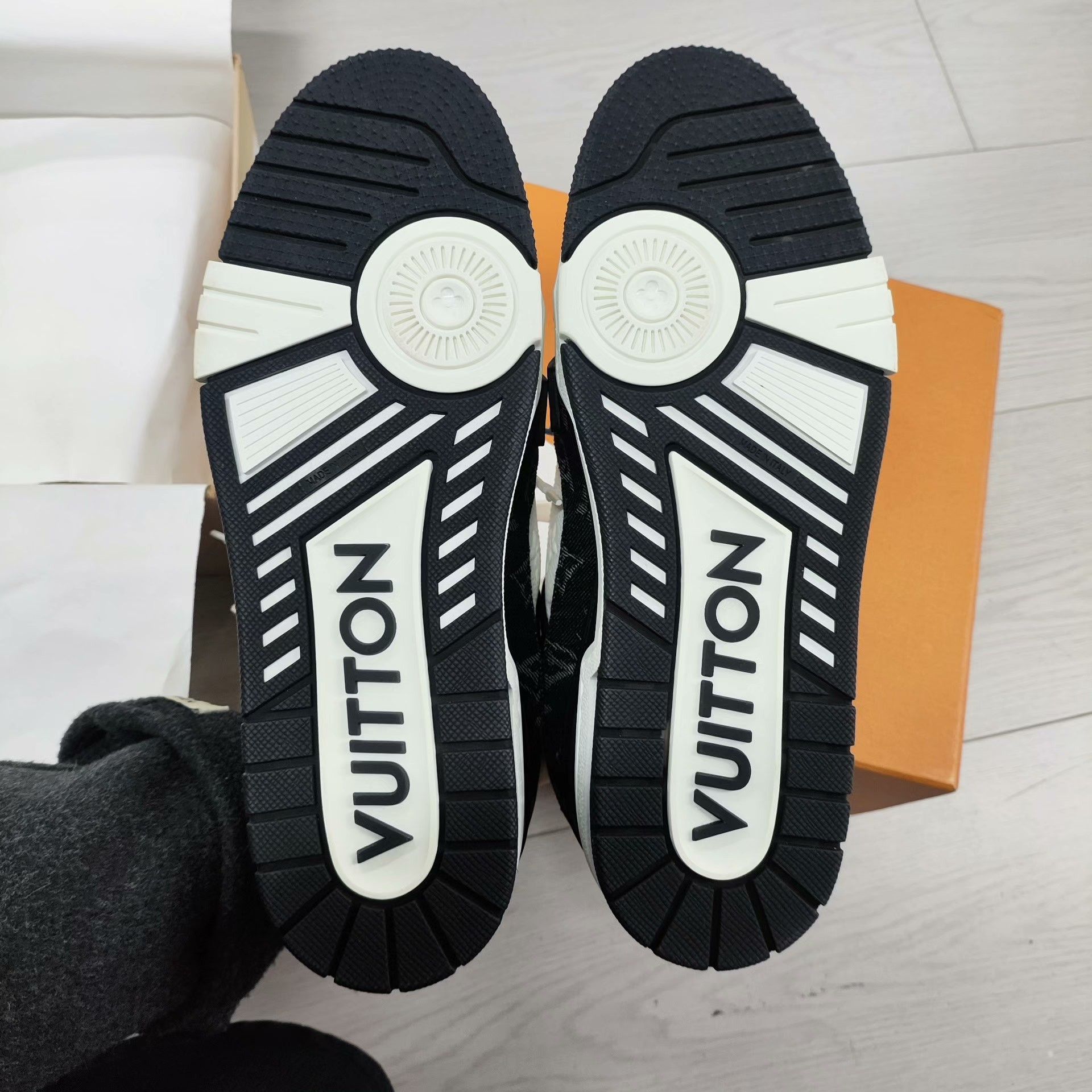 Louis Vuitton Louis Vuitton Black Lowtop Sneakers 8 Men Size US 8 / EU 41 - 2 Thumbnail