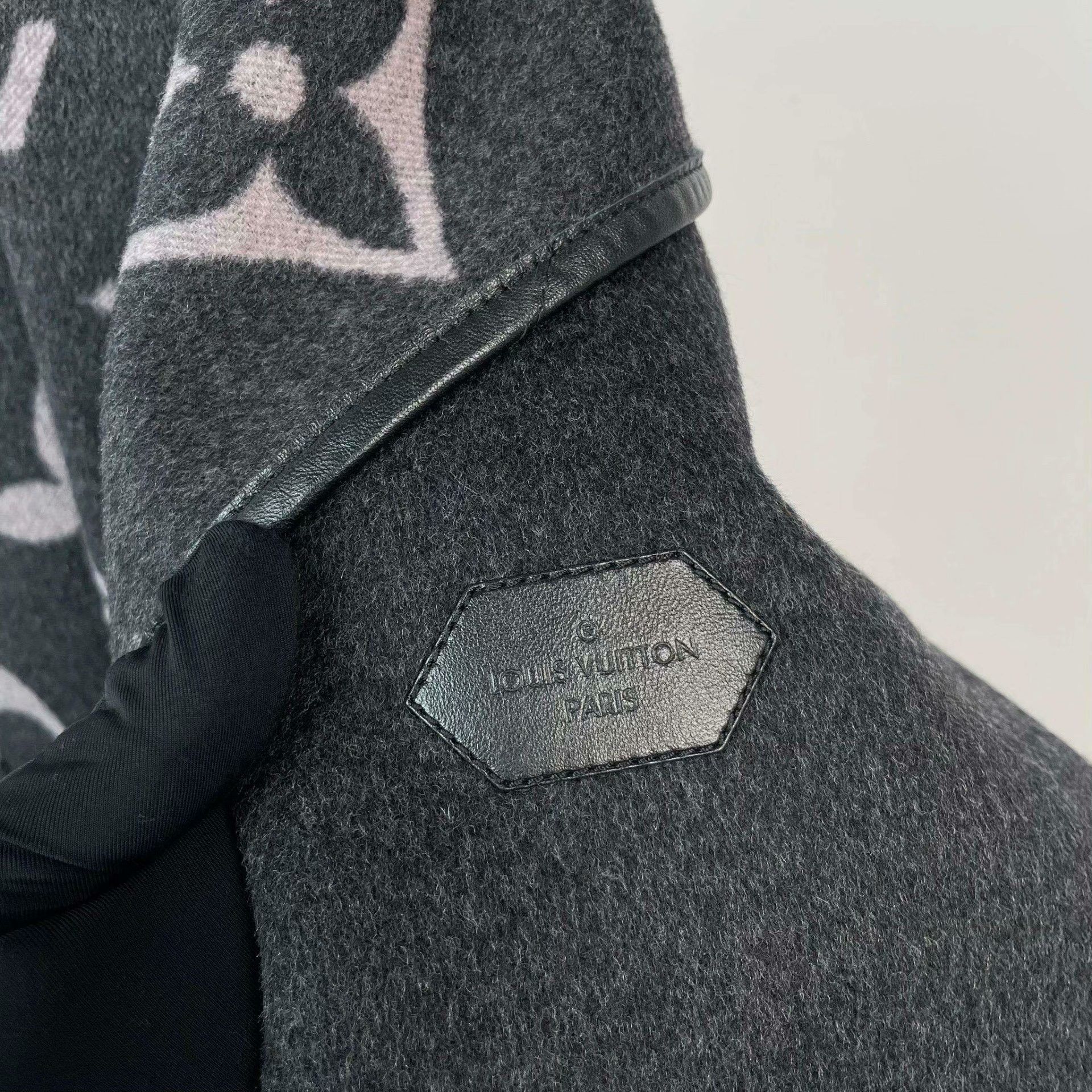 Louis Vuitton Louis Vuitton Gray Heavy Coat 36 Men Size US S / EU 44-46 / 1 - 3 Thumbnail
