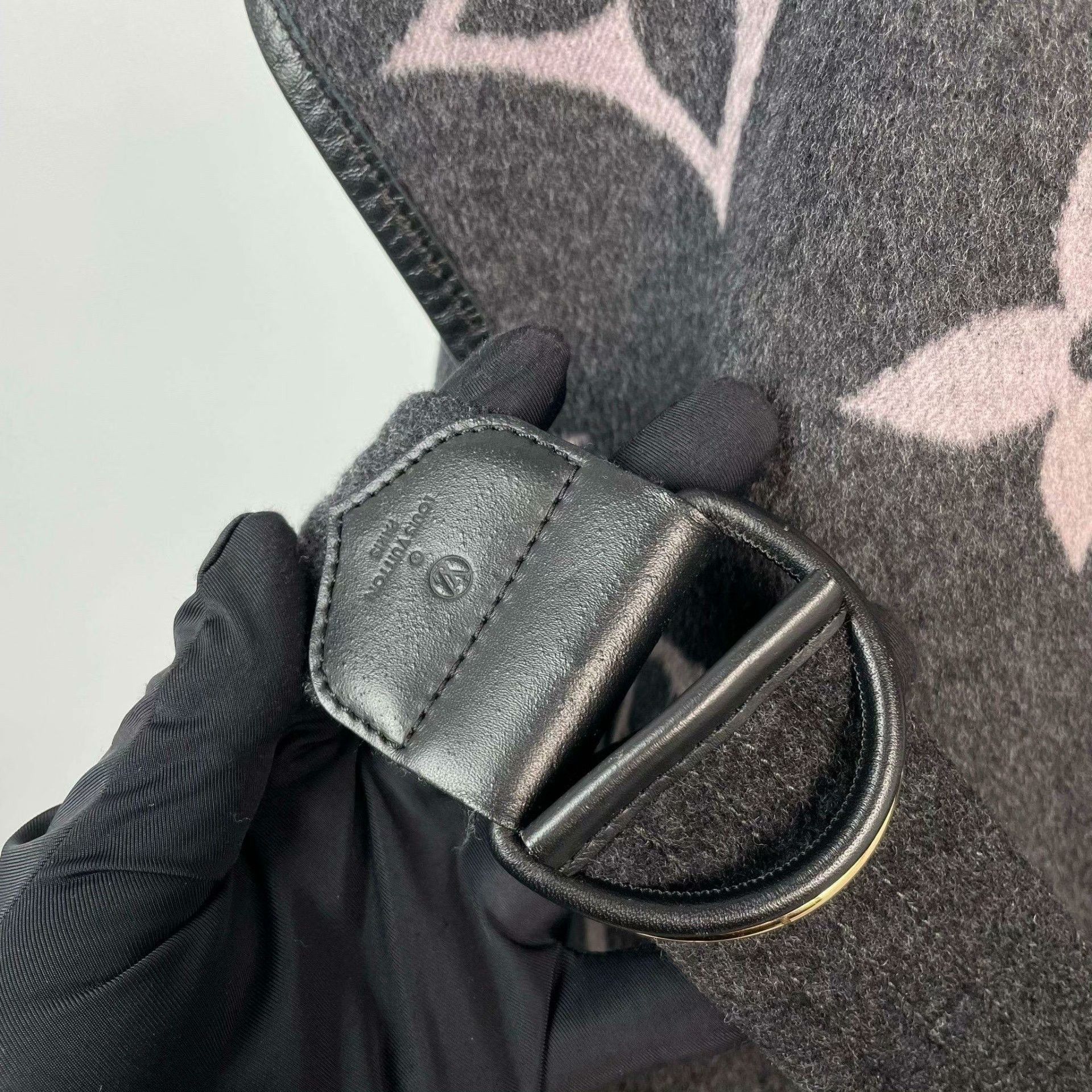 Louis Vuitton Louis Vuitton Gray Heavy Coat 36 Men Size US S / EU 44-46 / 1 - 9 Thumbnail