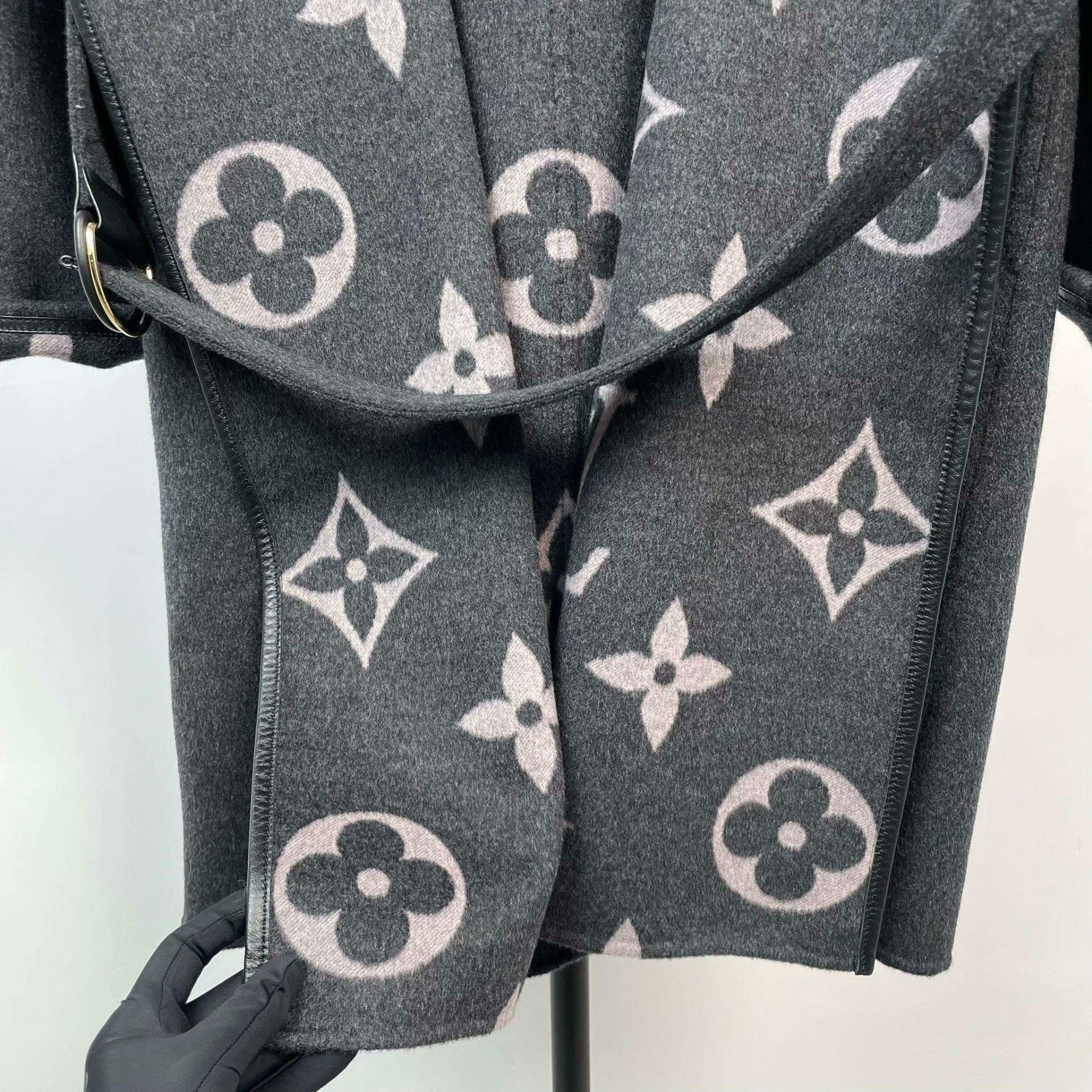 Louis Vuitton Louis Vuitton Gray Heavy Coat 36 Men Size US S / EU 44-46 / 1 - 4 Thumbnail