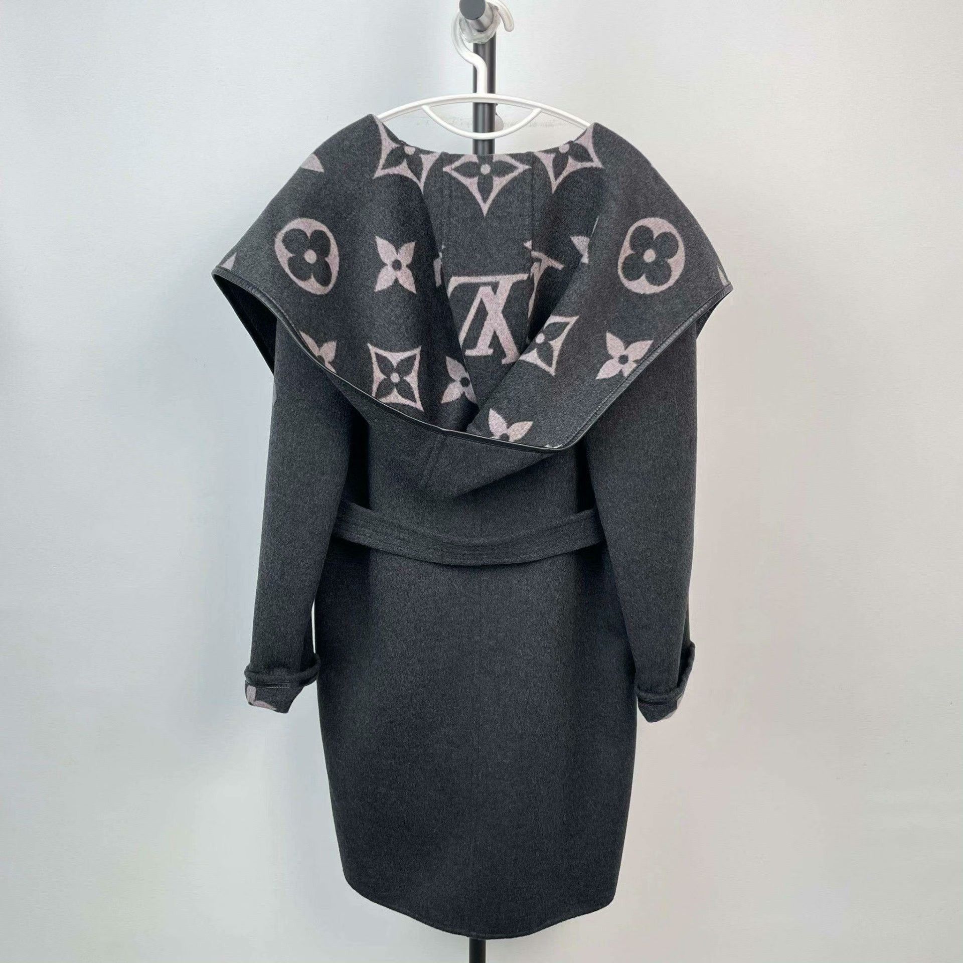 Louis Vuitton Louis Vuitton Gray Heavy Coat 36 Men Size US S / EU 44-46 / 1 - 2 Thumbnail
