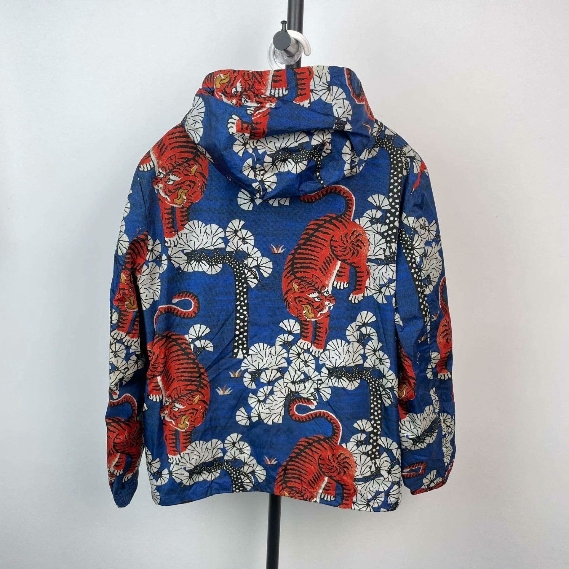 Gucci Gucci Tiger Printed Blue Light Jacket 48 Men Size US XL / EU 56 / 4 - 2 Thumbnail
