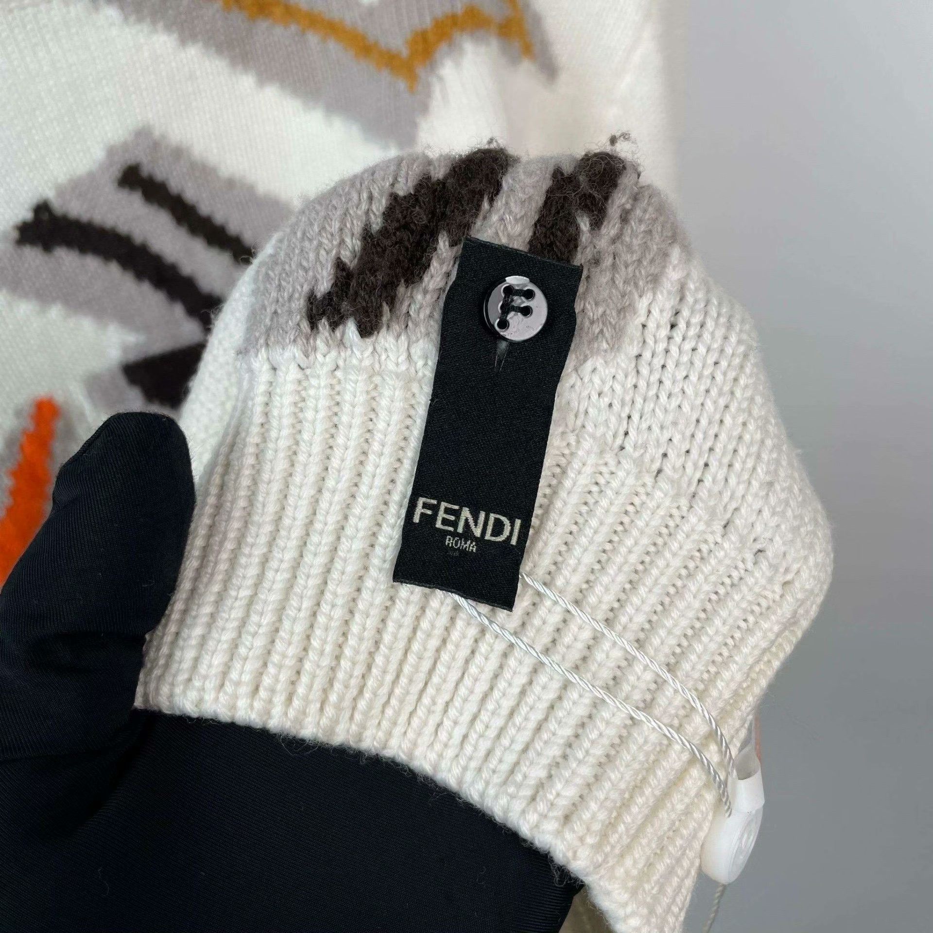 Fendi Fendi Retro Beige Sweater 48 Men Size US XL / EU 56 / 4 - 3 Thumbnail