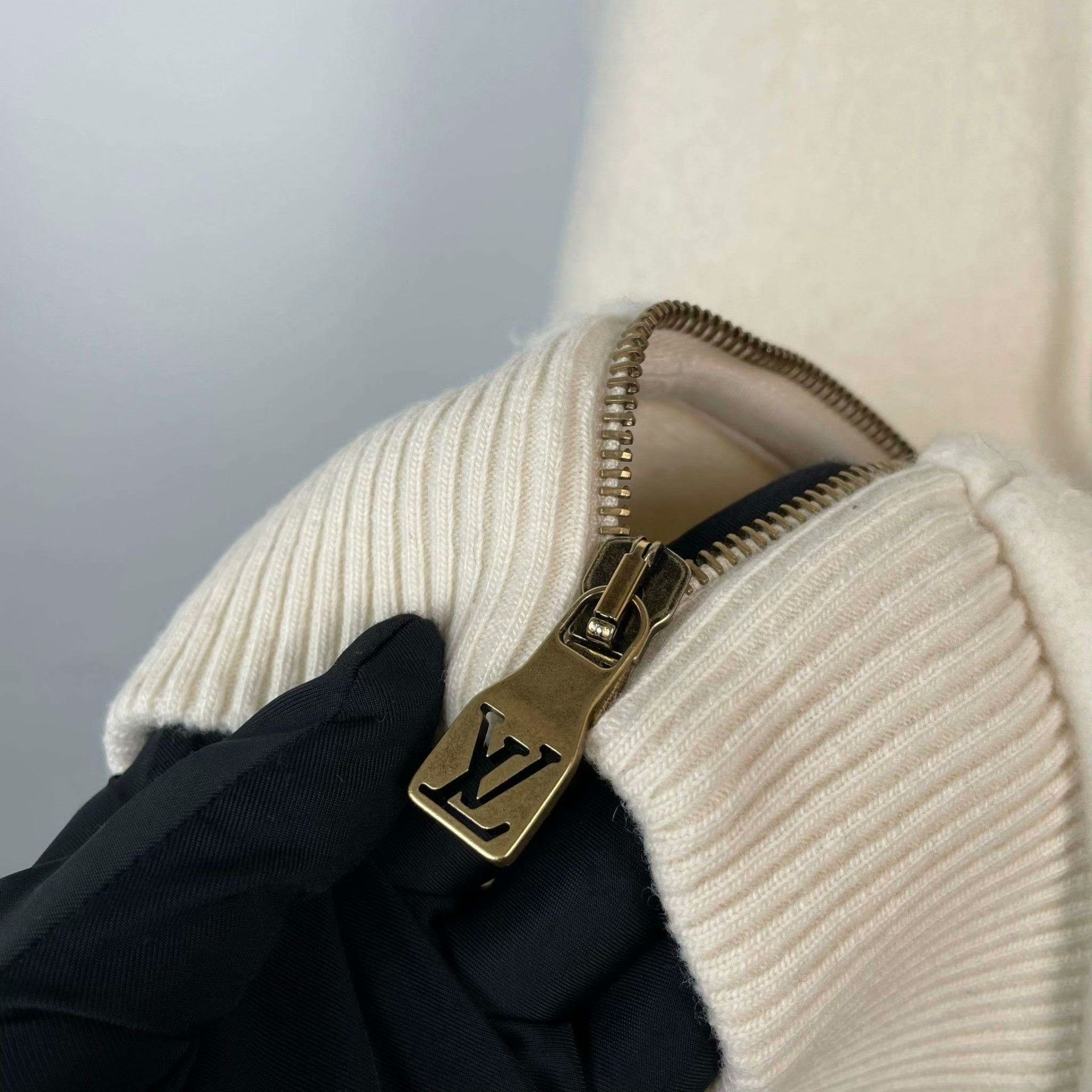 Louis Vuitton Louis Vuitton White Light Jacket S Men Size US S / EU 44-46 / 1 - 9 Thumbnail
