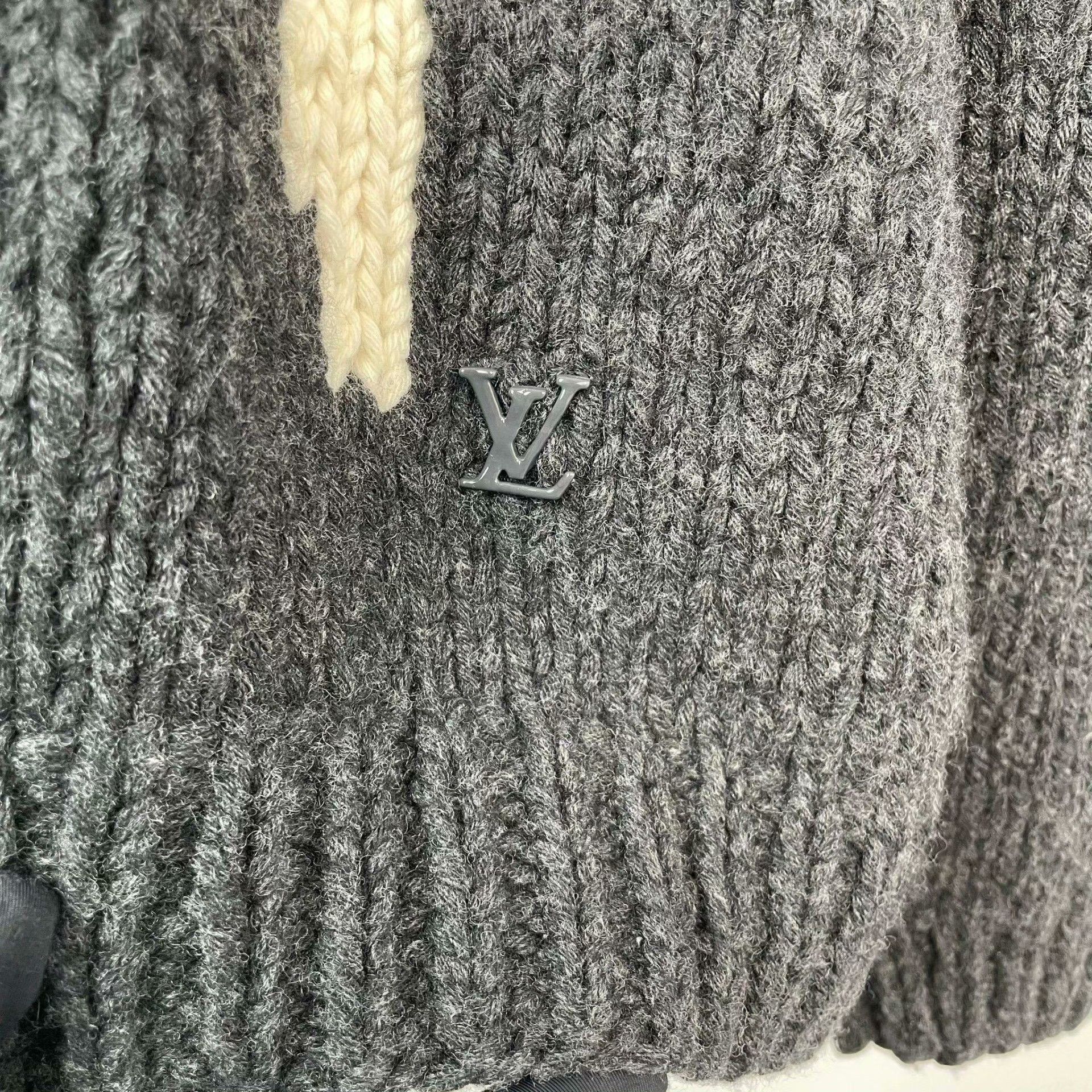 Louis Vuitton Louis Vuitton Knit Gray Sweater M Men Size US M / EU 48-50 / 2 - 8 Thumbnail
