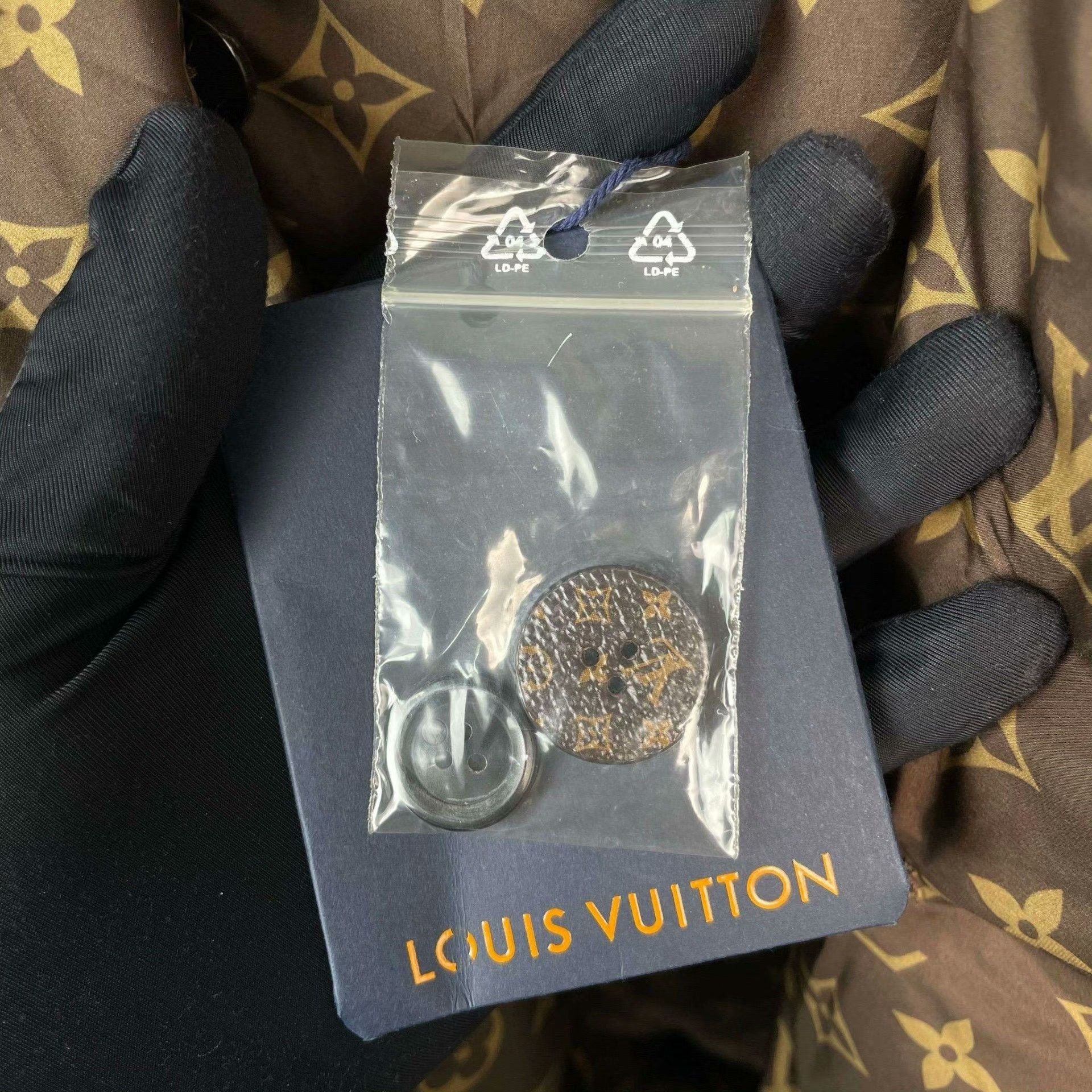 Louis Vuitton Louis Vuitton Brown Item 34 Men Size US XS / EU 42 / 0 - 3 Thumbnail