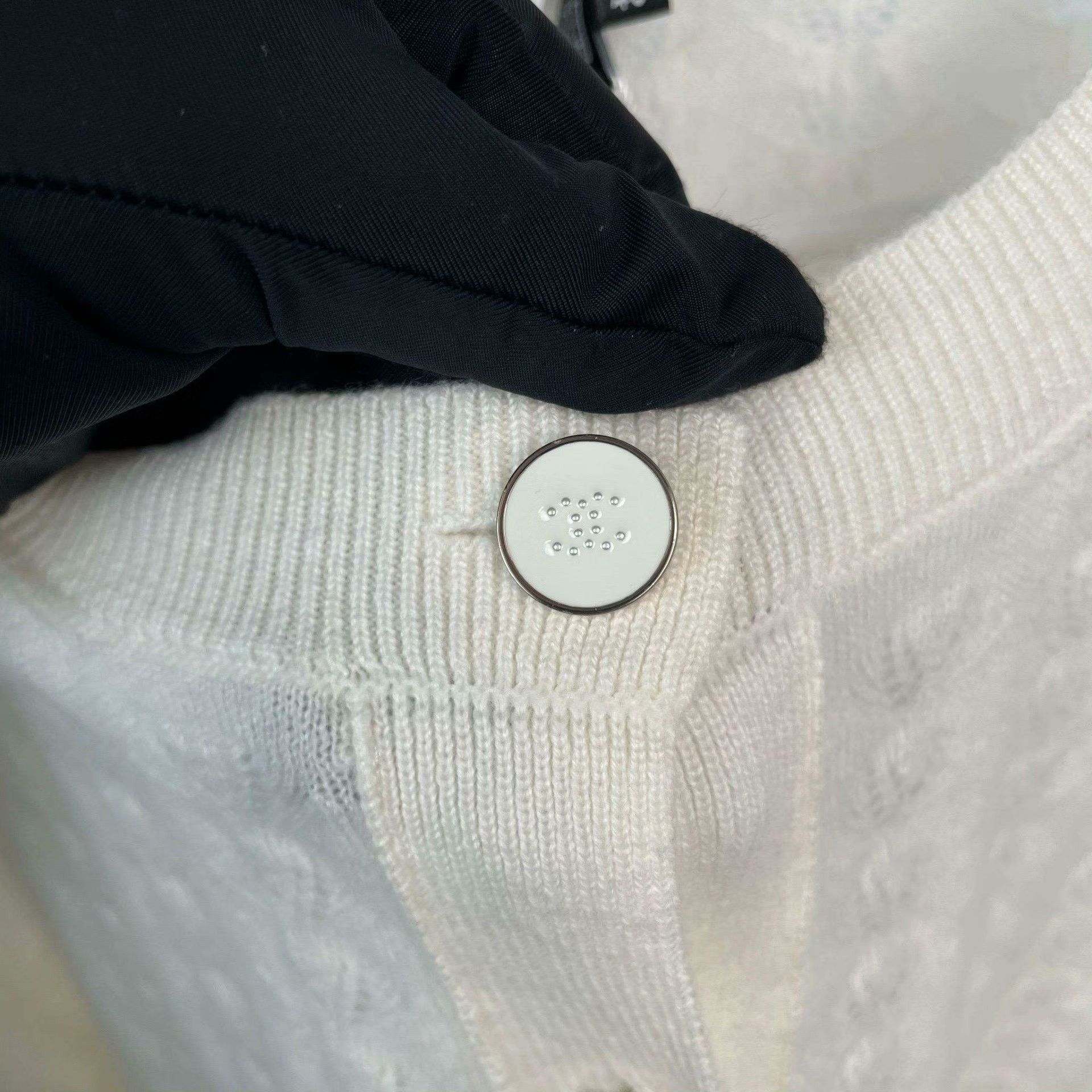 Chanel Chanel Knit Sweater 40 Women Size M / US 6-8 / IT 42-44 - 6 Thumbnail