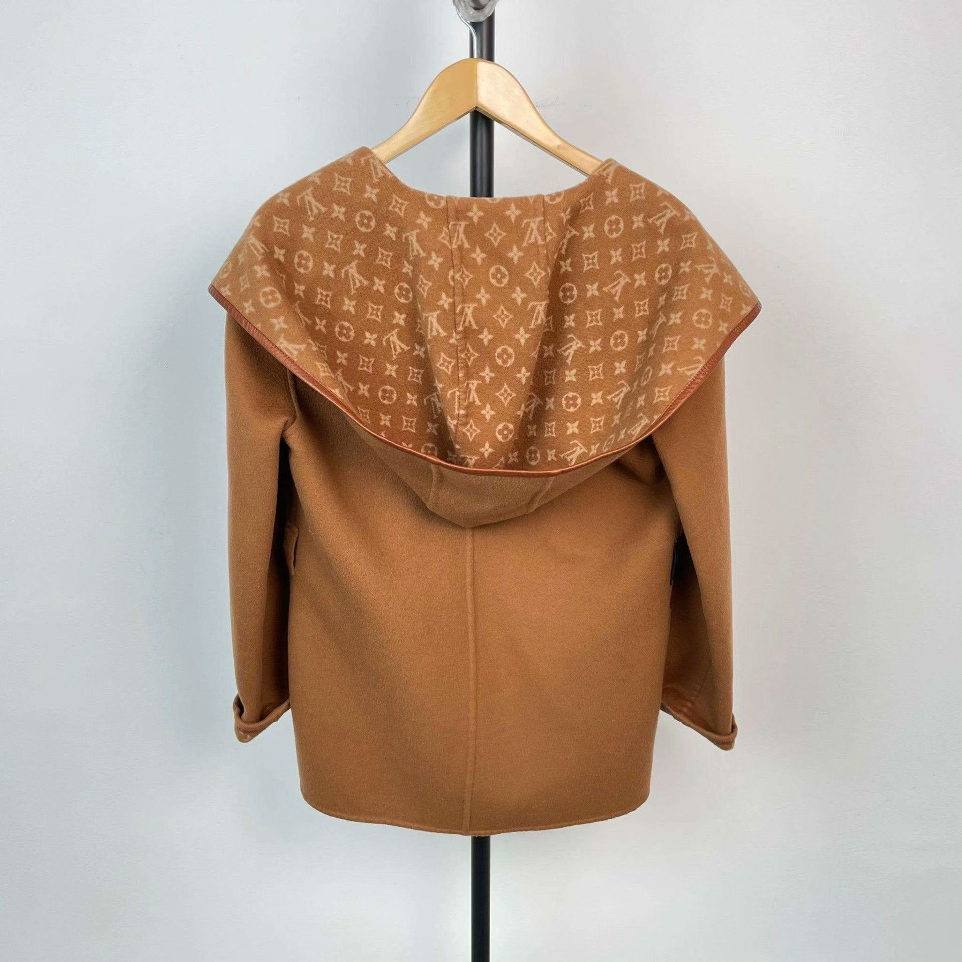 Louis Vuitton Louis Vuitton Beige Heavy Coat 36 Men Size US S / EU 44-46 / 1 - 2 Thumbnail