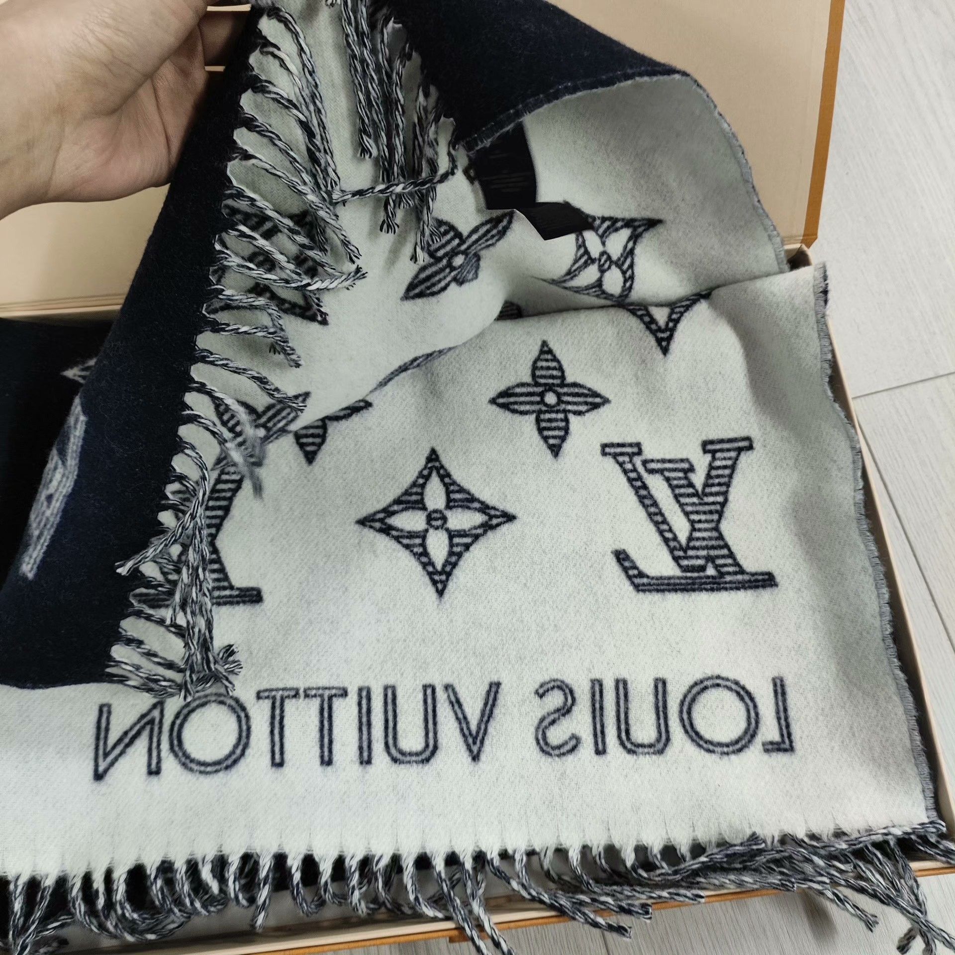 Louis Vuitton Louis Vuitton Blue Scarf M Men Size ONE SIZE - 3 Thumbnail