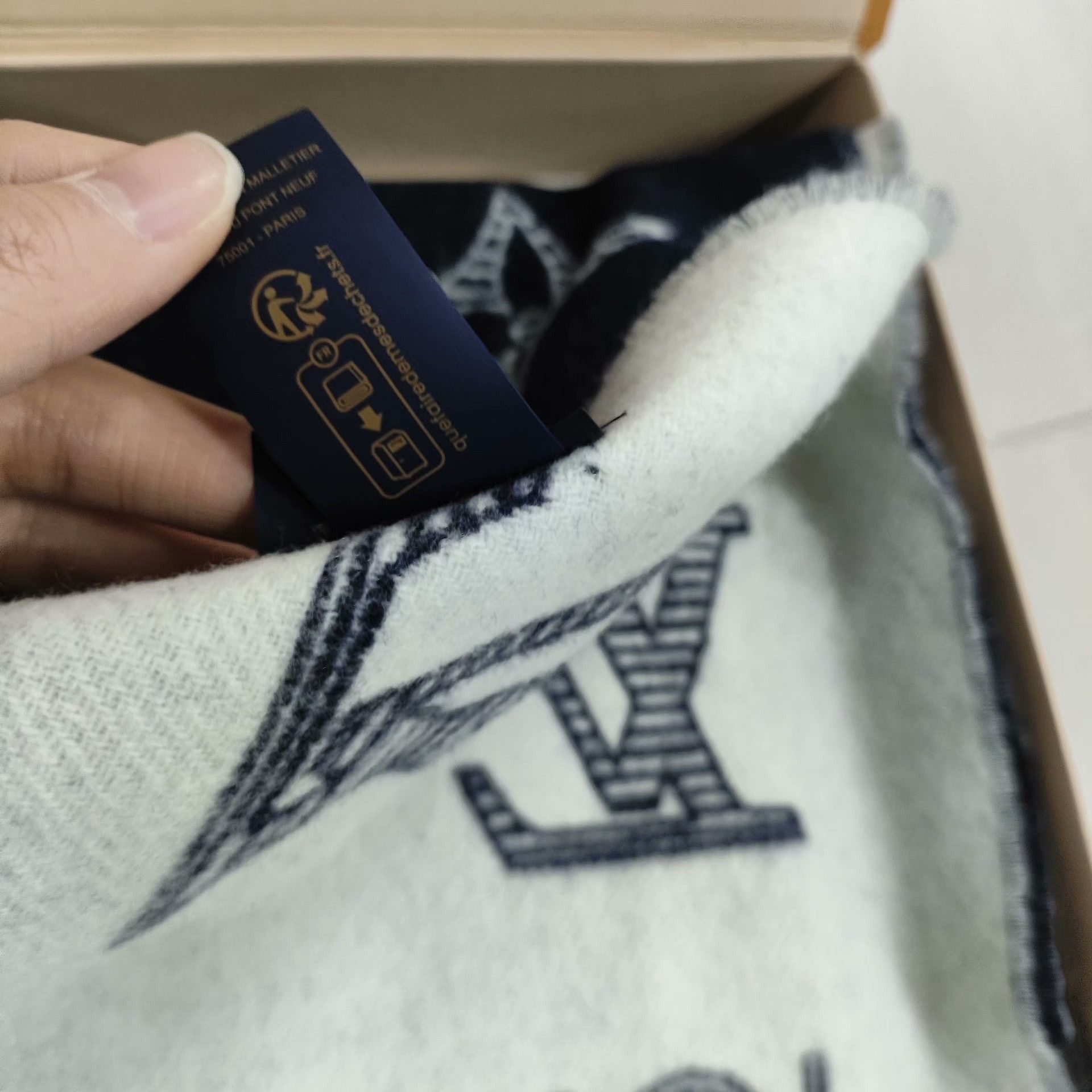 Louis Vuitton Louis Vuitton Blue Scarf M Men Size ONE SIZE - 7 Thumbnail