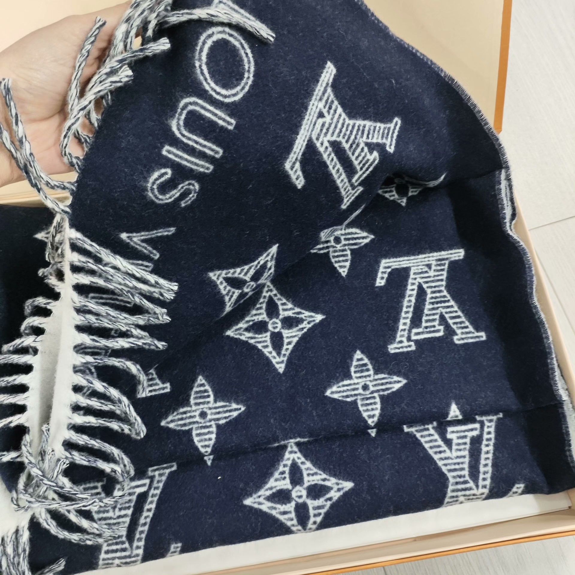Louis Vuitton Louis Vuitton Blue Scarf M Men Size ONE SIZE - 2 Thumbnail