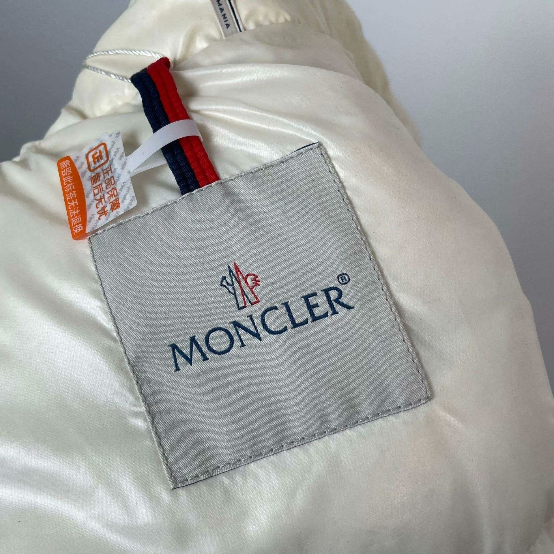 Moncler Moncler Down White Vest M Women Size M / US 6-8 / IT 42-44 - 9 Thumbnail
