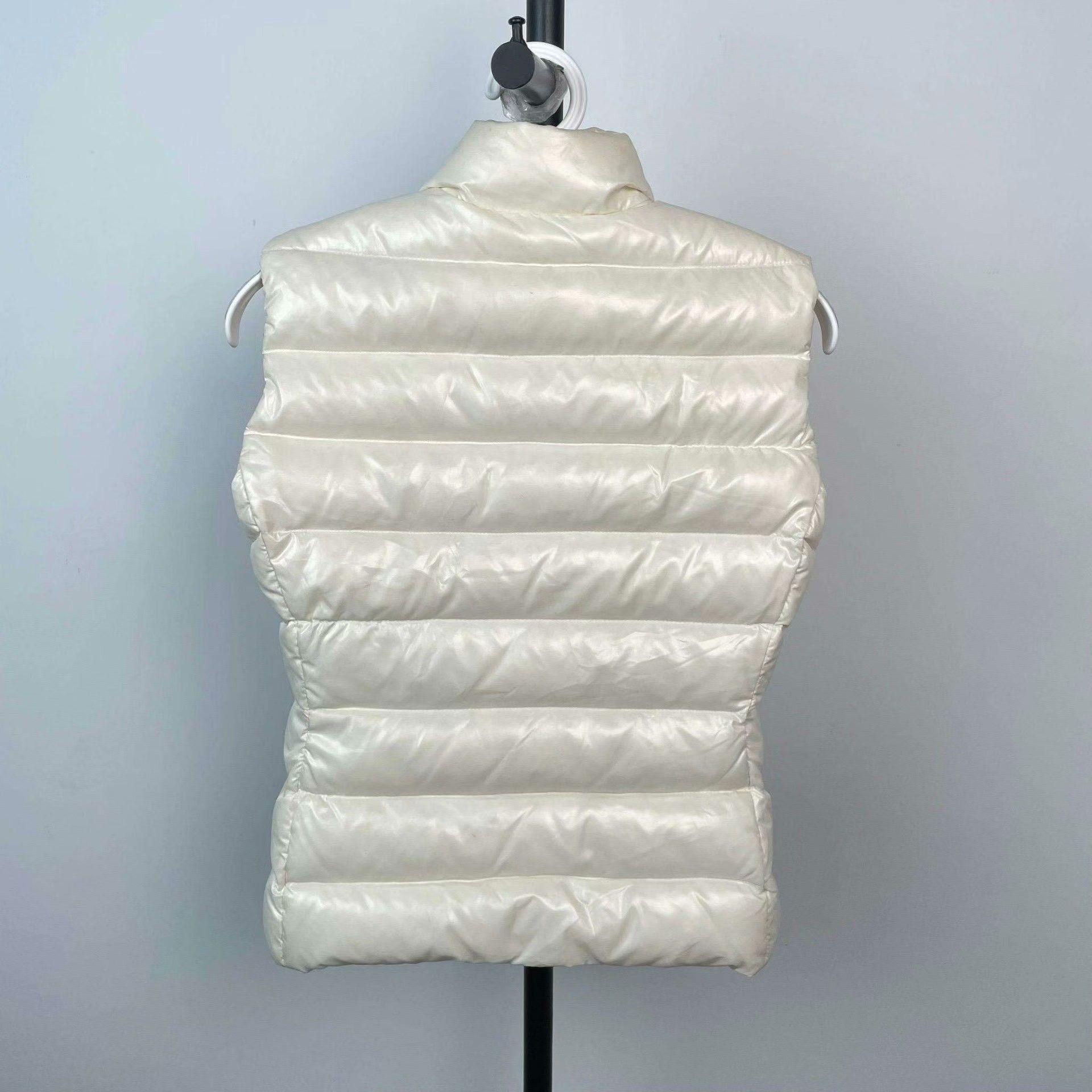 Moncler Moncler Down White Vest M Women Size M / US 6-8 / IT 42-44 - 2 Thumbnail
