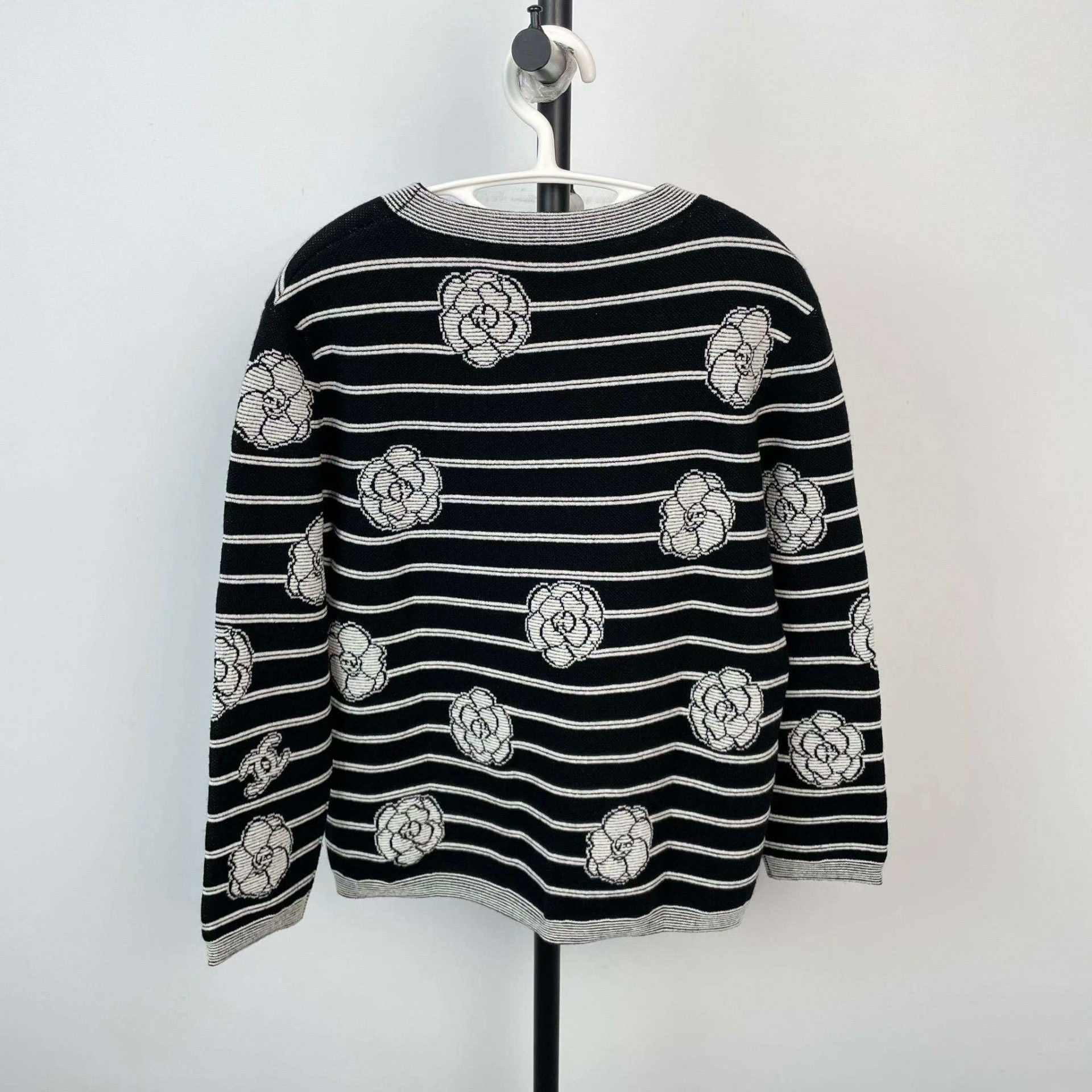 Chanel Chanel Knit Sweater 38 Women Size S / US 4 / IT 40 - 2 Thumbnail