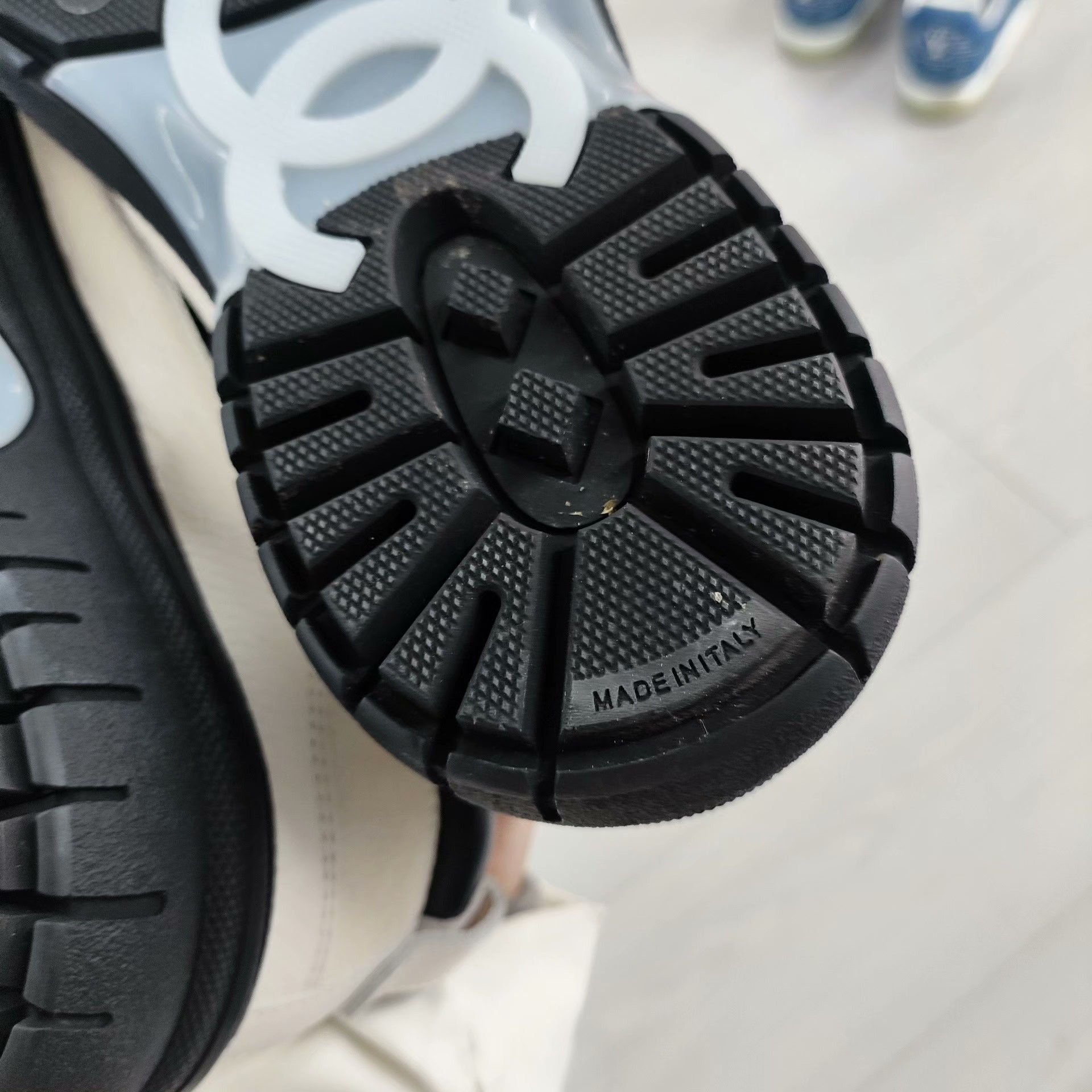 Chanel Chanel White Lowtop Sneakers 37 Women Size US 6.5 / IT 36.5 - 4 Thumbnail