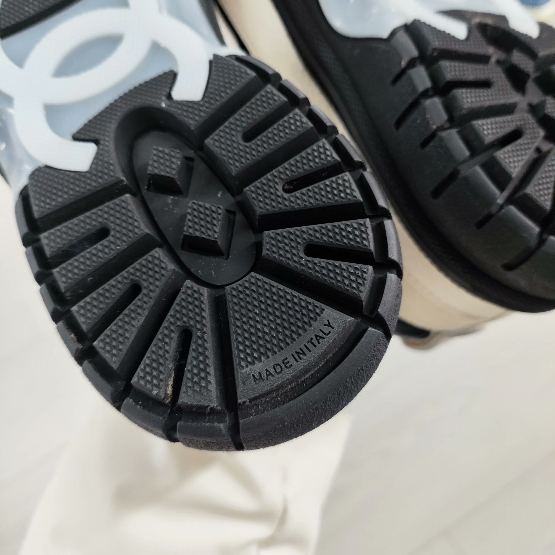 Chanel Chanel White Lowtop Sneakers 37 Women Size US 6.5 / IT 36.5 - 3 Thumbnail