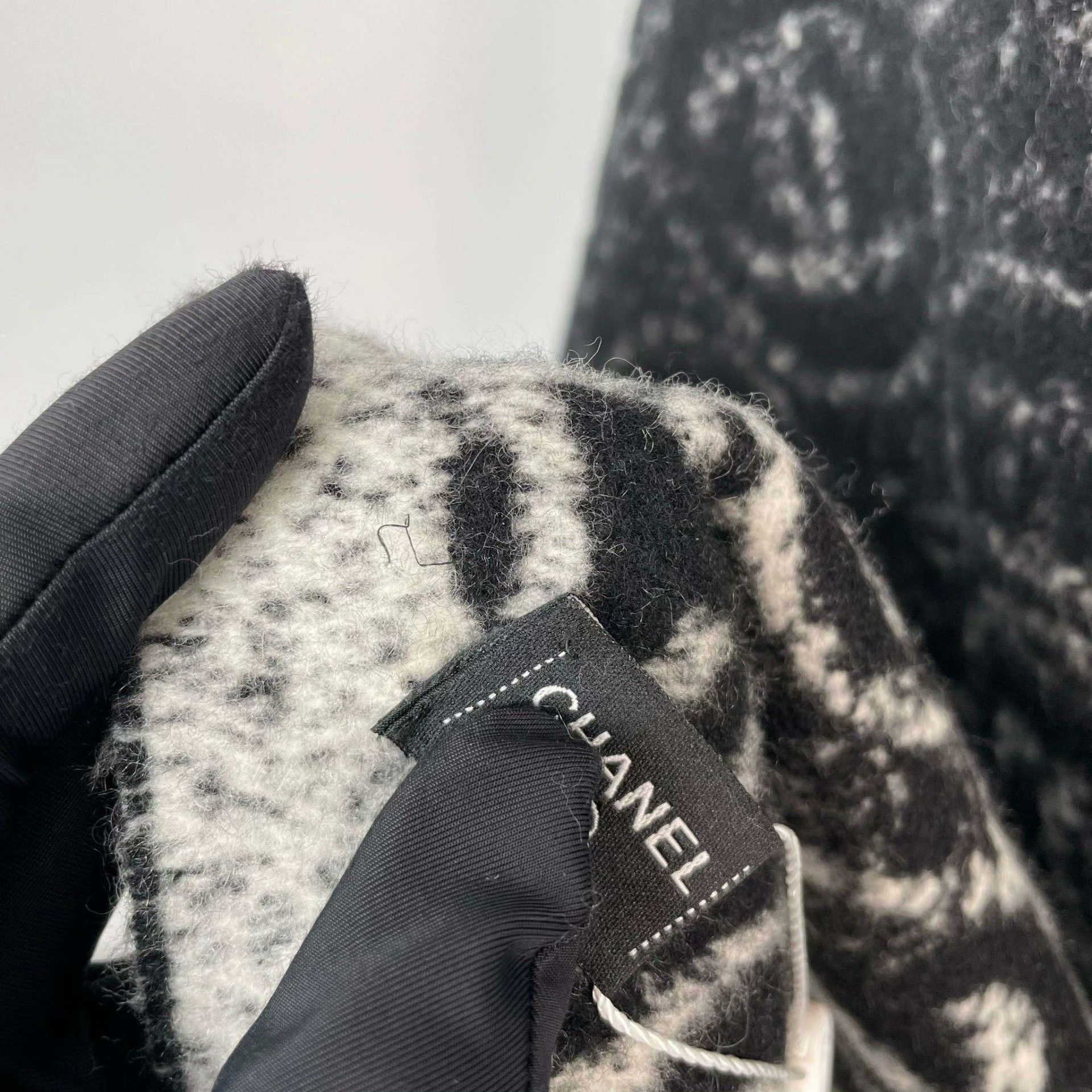 Chanel Chanel Black Scarf XS Men Size ONE SIZE - 5 Thumbnail
