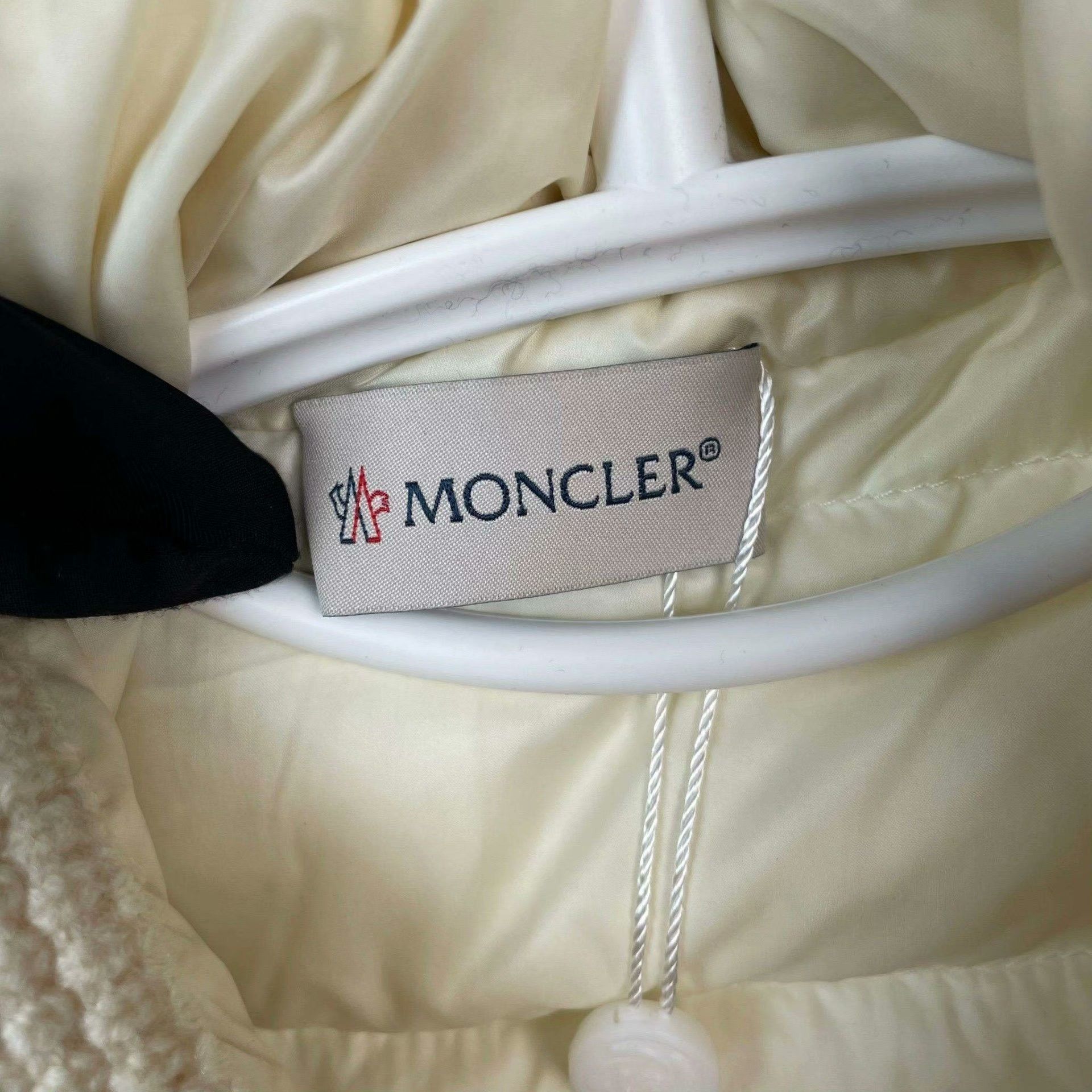 Moncler Moncler Down White Down Jacket S Women Size S / US 4 / IT 40 - 6 Thumbnail