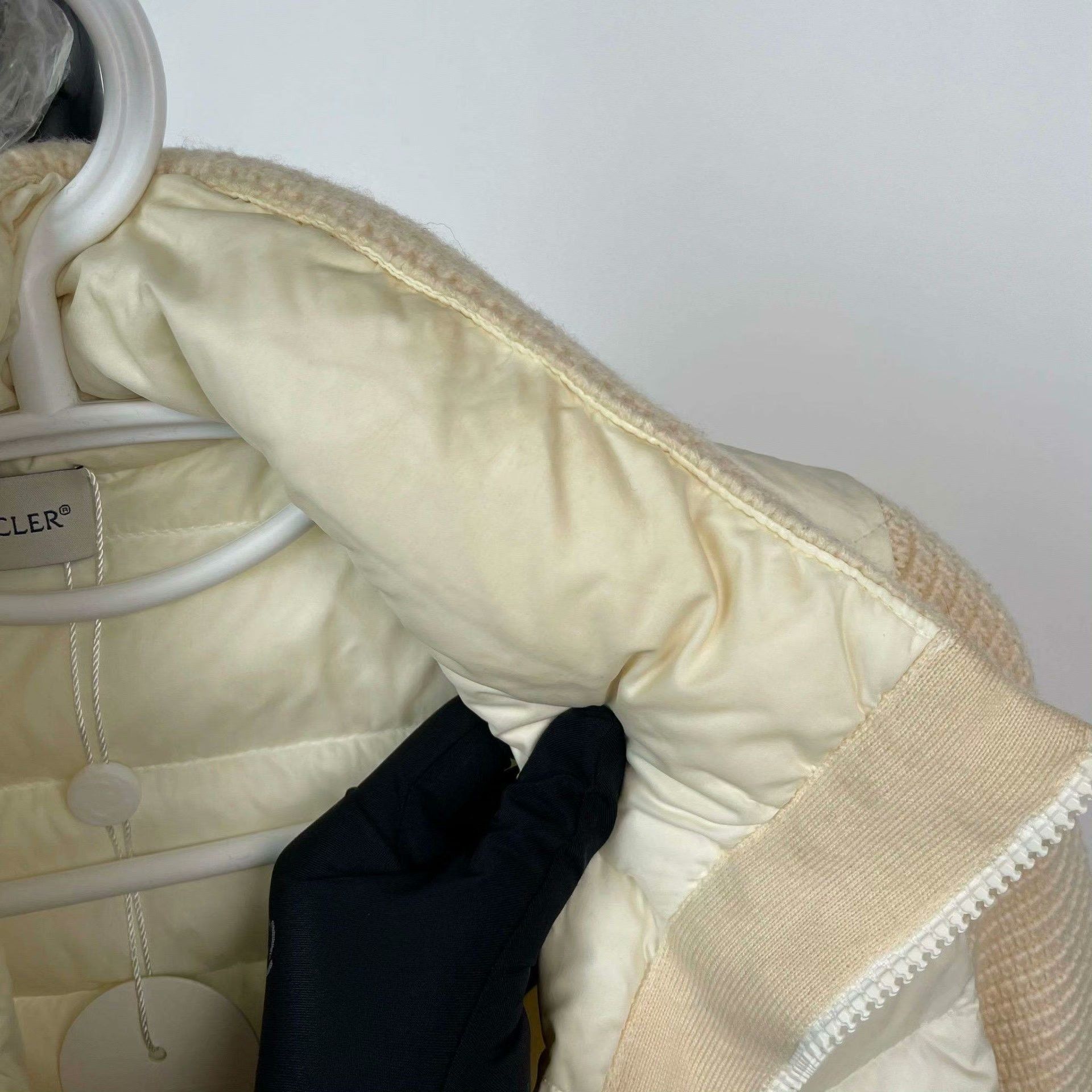 Moncler Moncler Down White Down Jacket S Women Size S / US 4 / IT 40 - 4 Thumbnail