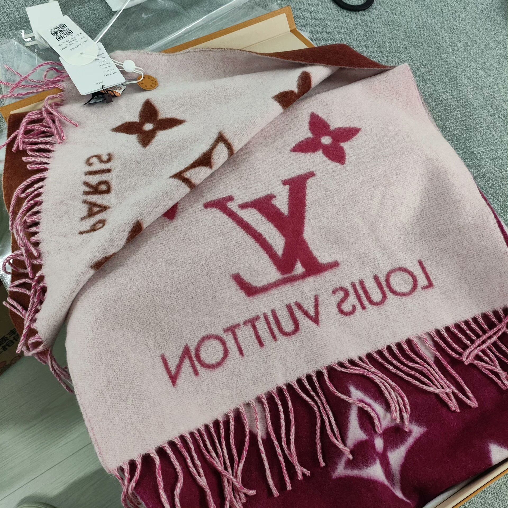 Louis Vuitton Louis Vuitton Tie-Dye Gradient Red Scarf S Men Size ONE SIZE - 2 Thumbnail