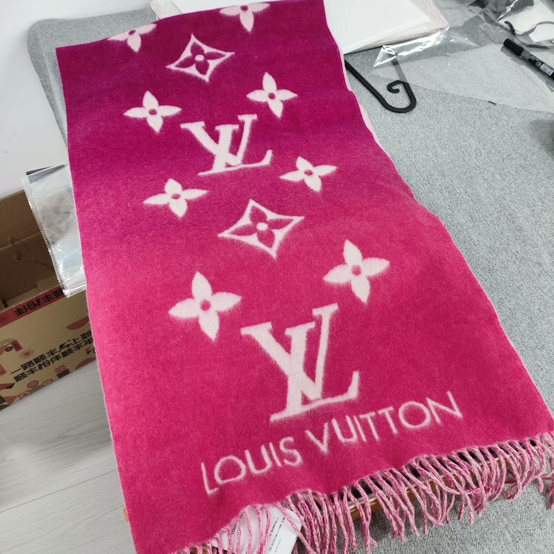 Louis Vuitton Louis Vuitton Tie-Dye Gradient Red Scarf S Men Size ONE SIZE - 3 Thumbnail