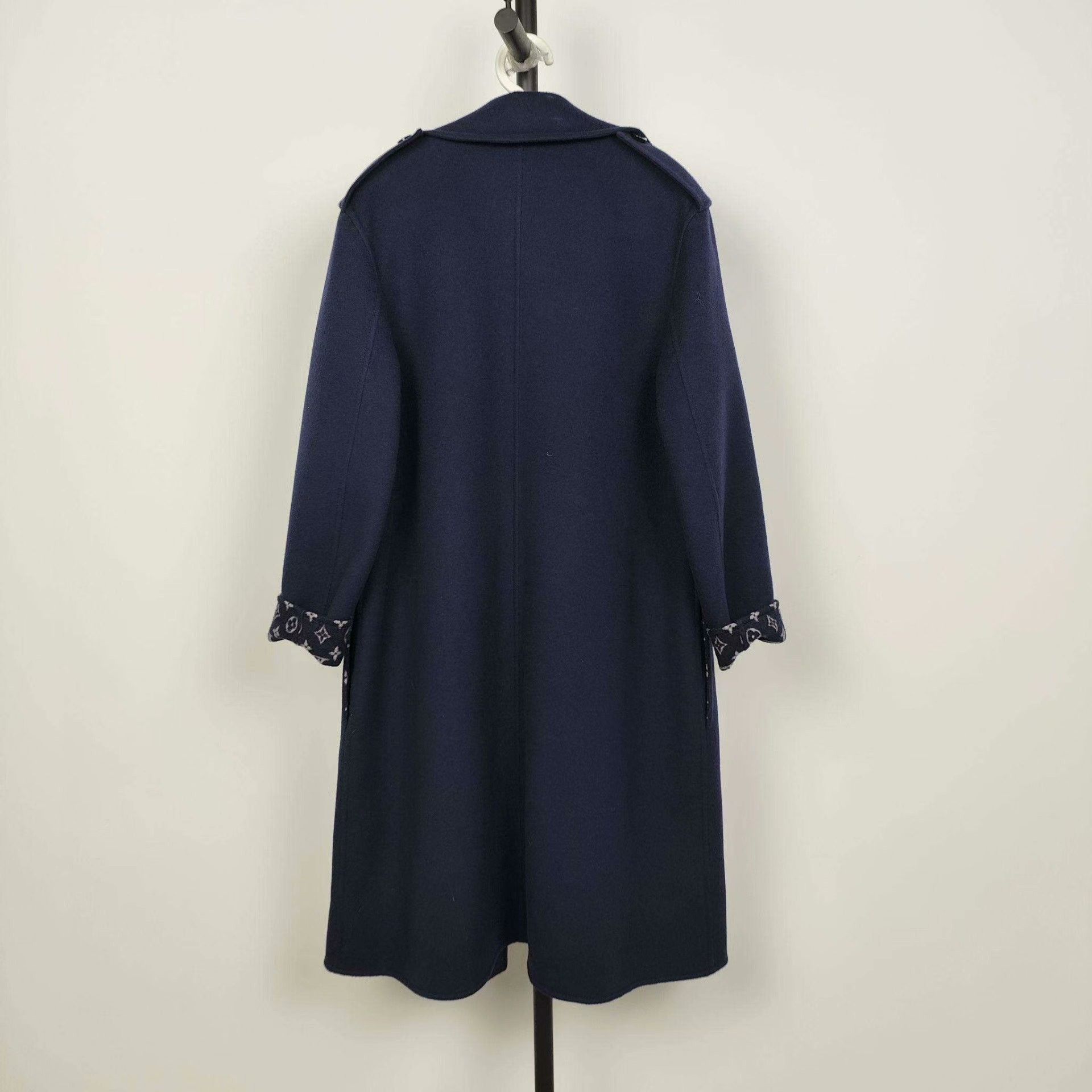 Louis Vuitton Louis Vuitton Blue Heavy Coat 40 Men Size US M / EU 48-50 / 2 - 2 Thumbnail