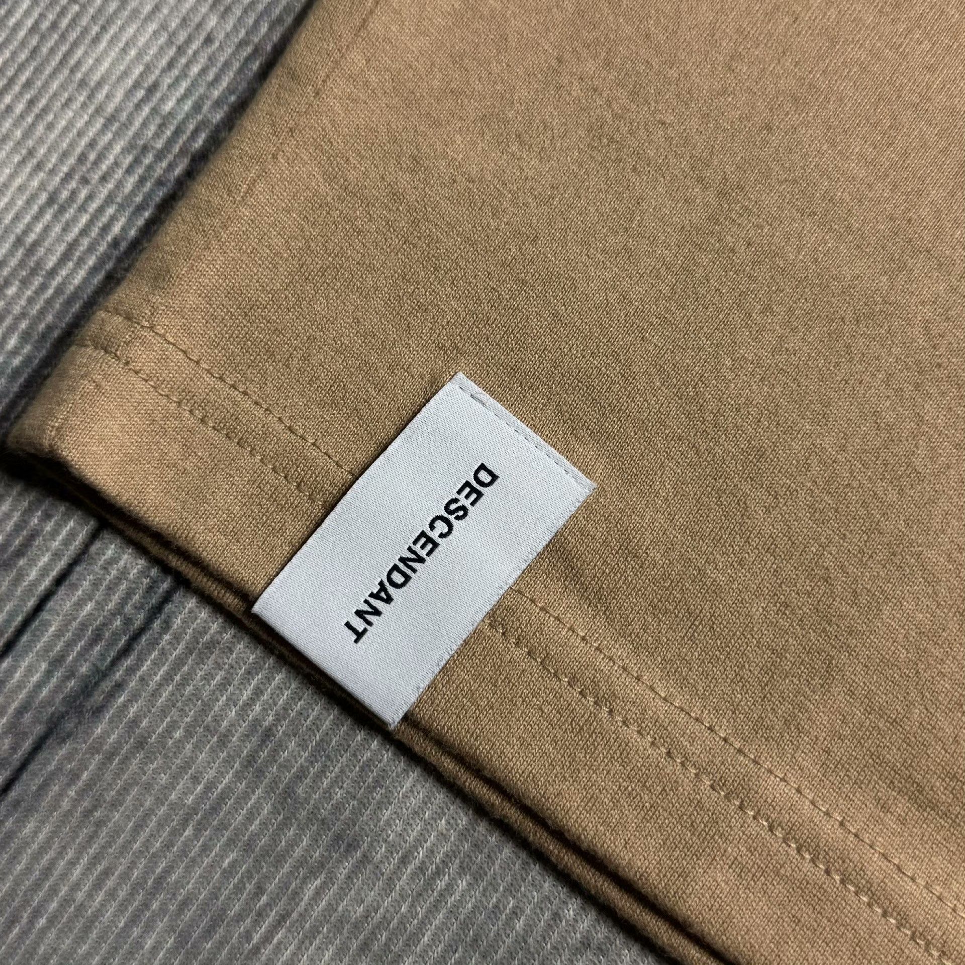 Descendant Cropped Beige T-Shirt S Men Size US S / EU 44-46 / 1 - 5 Thumbnail