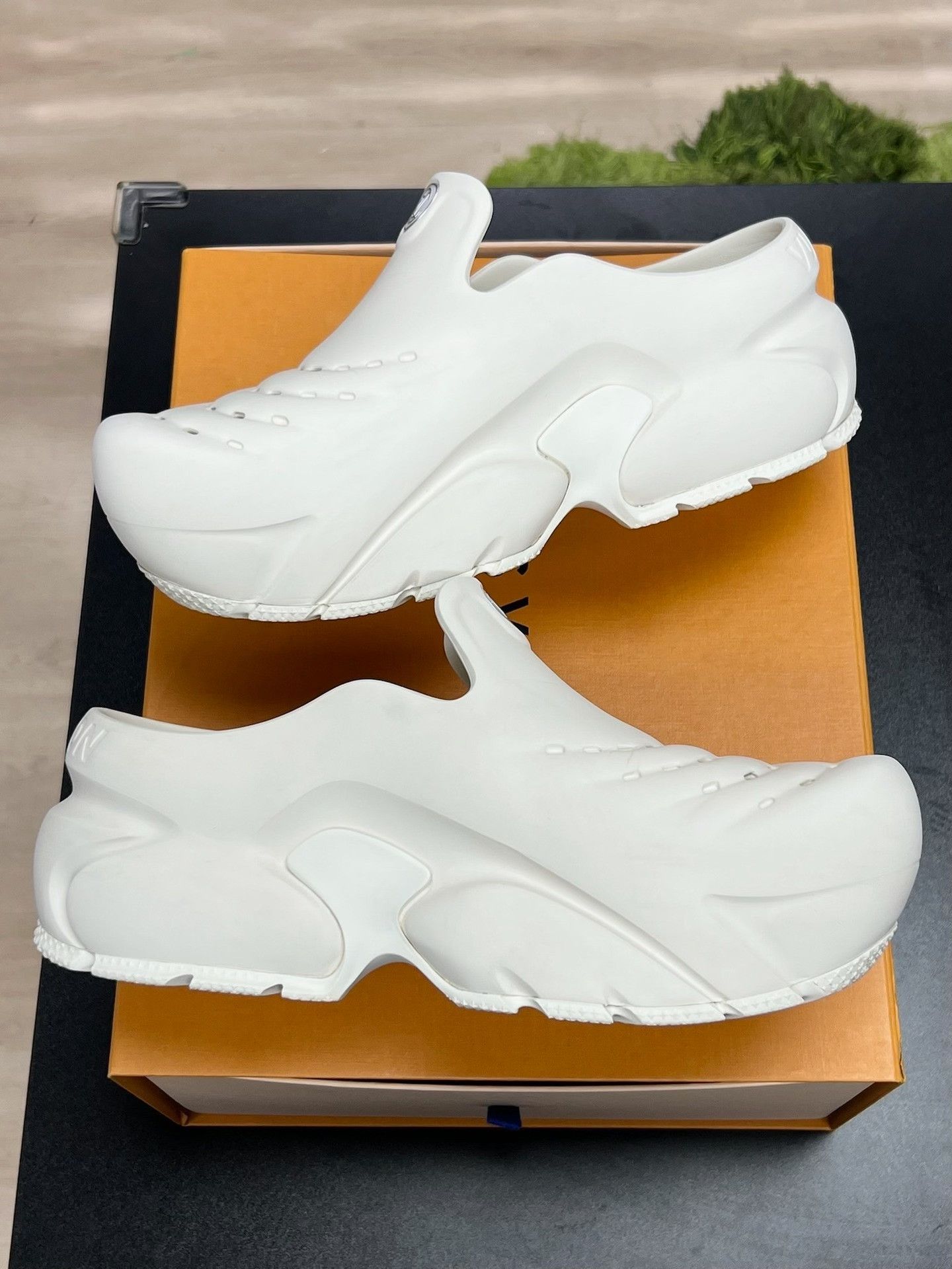 Louis Vuitton Louis Vuitton White Shark Shoes Size US 10 / EU 43 - 6 Thumbnail