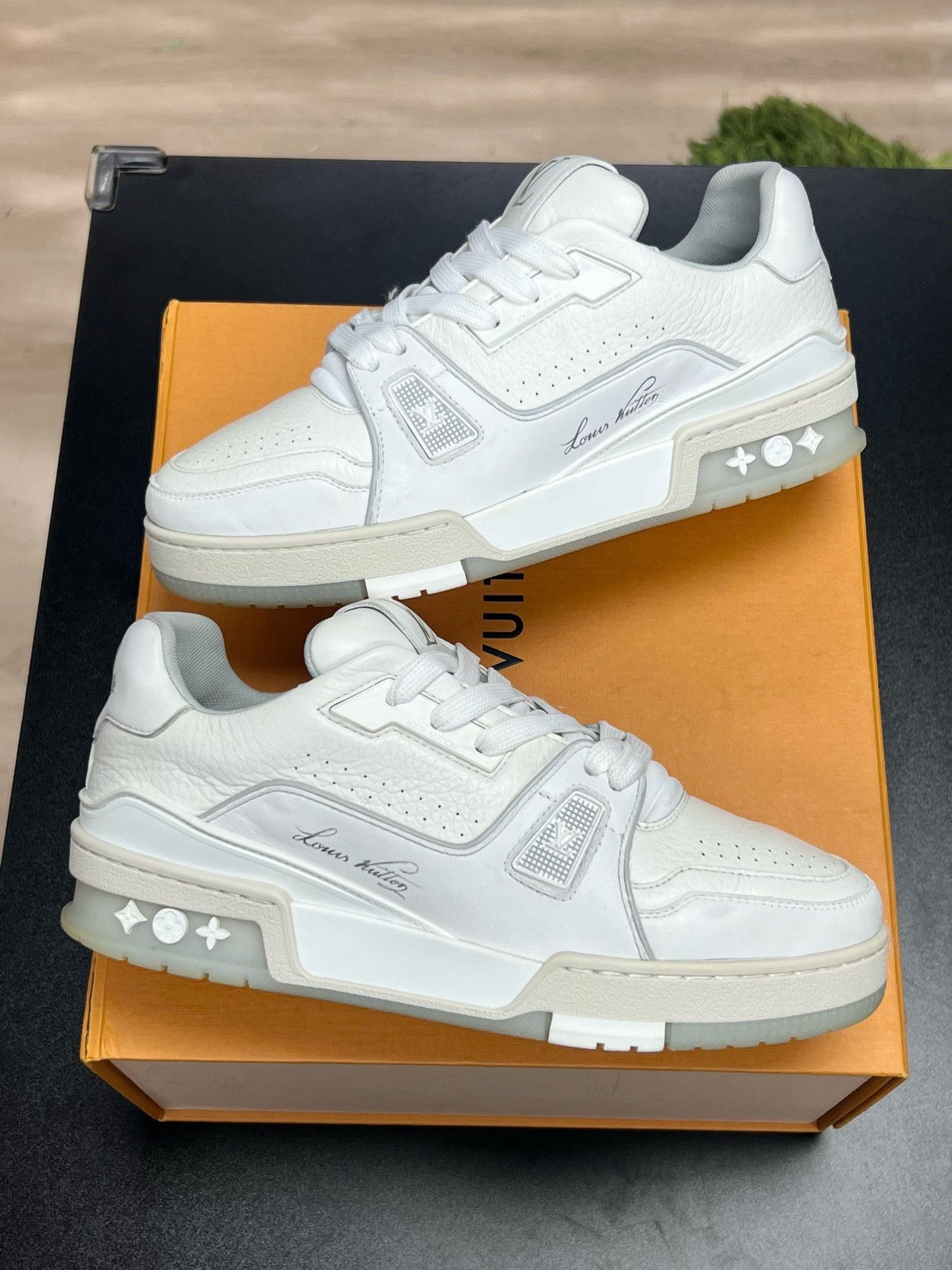 Louis Vuitton Louis Vuitton White Designer 37us Size US 7 / IT 37 - 5 Thumbnail
